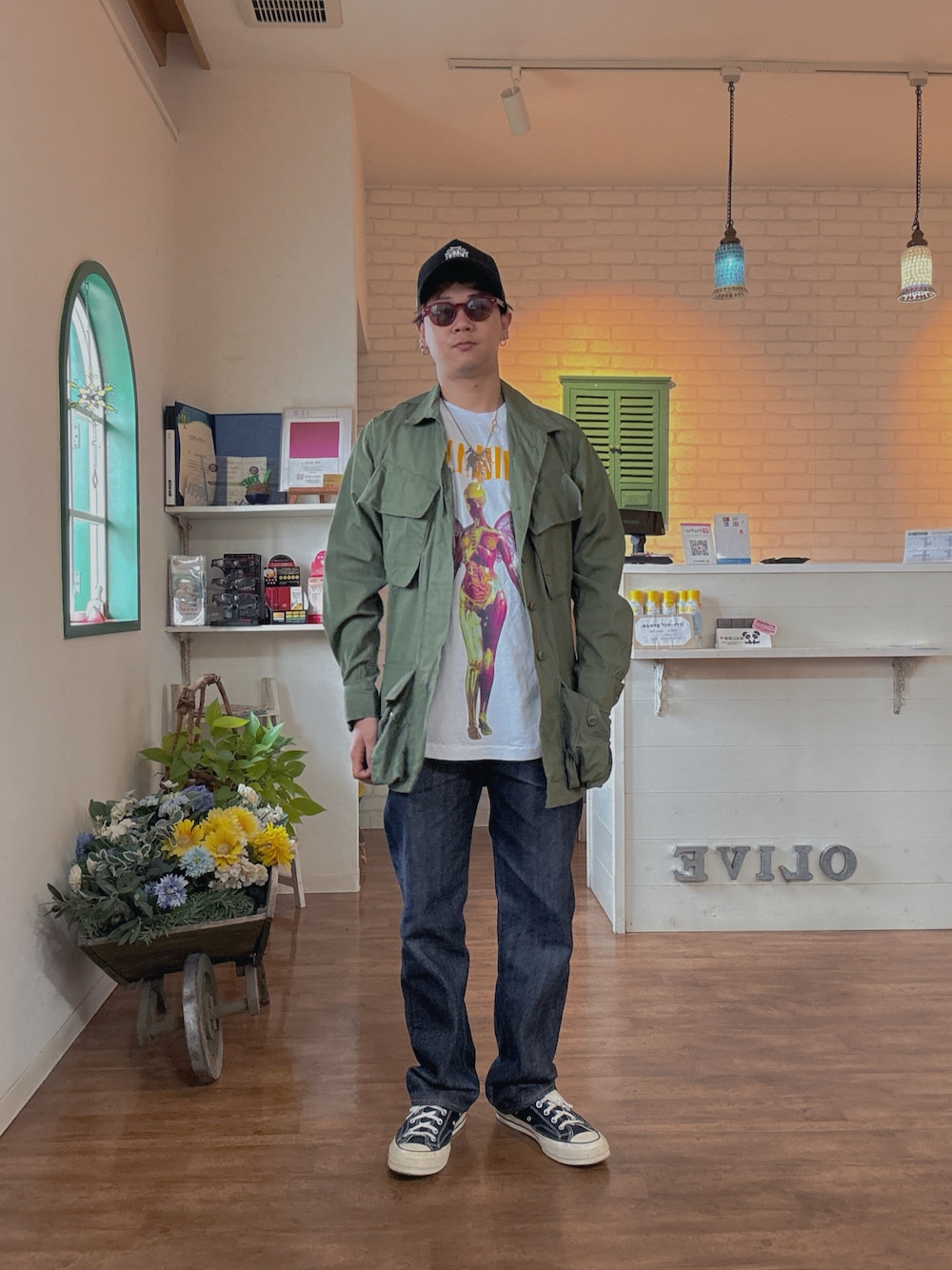 「春夏コーデ、メンズファッション、メンズコーデ、アメカジ、アメカジコーデ、キャップ、サングラス、ミリタリージャケット、ミリタリー、バンドT、NIRVANA、デニムパンツ、コンバース、ct70、インディアンジュエリー」｜「NEW ERAのアイテム（キャップ、ブラック系）」を使った、HAYAさん（メンズ・160cm）の春コーディネートの1枚目の写真