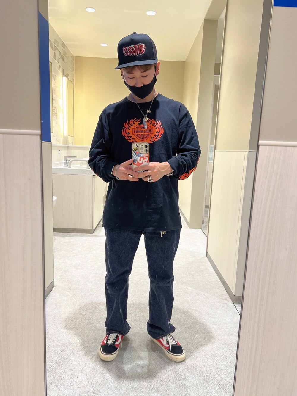「メンズコーデ、アメカジ、アメカジコーデ、バイカースタイル、ストリート、キャップ、ロンT、デニムパンツ、VANS、ローテクスニーカー、インディアンジュエリー」｜「MASSESのアイテム（キャップ、ブラック系）」を使った、HAYAさん（メンズ・160cm）の春コーディネートの1枚目の写真
