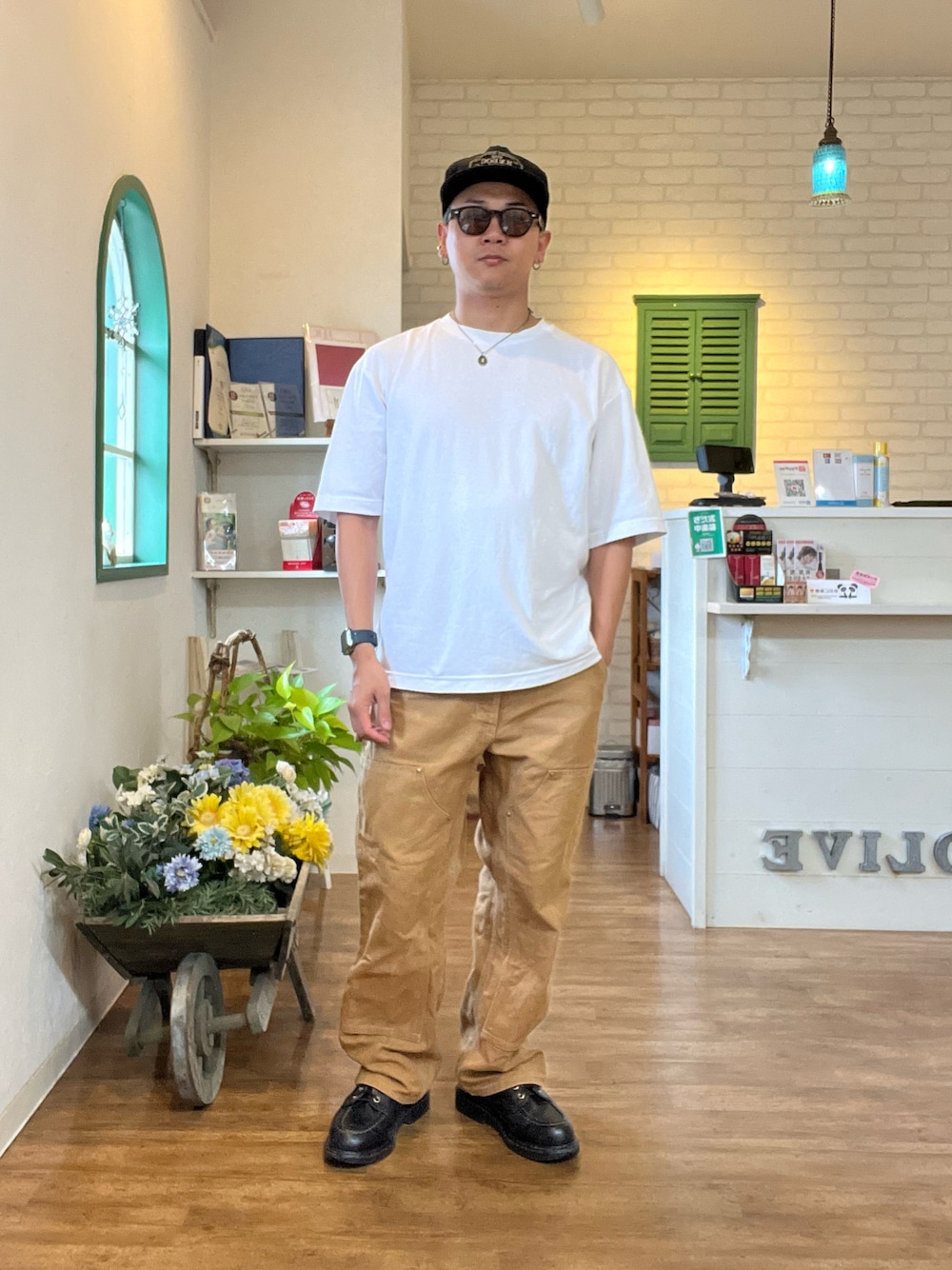 「夏コーデ、アメカジ、アメカジコーデ、トラッカーキャップ、サングラス、白Tシャツ、ワークパンツ、ダックパンツ、ダブルニー、スーパーソール、ワークブーツ」｜「THE H.W. DOG & CO. のTRUCKER CAP（キャップ、ブラック系）」を使った、HAYAさん（メンズ・160cm）の夏コーディネートの1枚目の写真