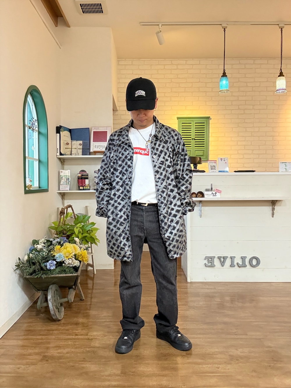 「秋コーデ、アメカジ、アメカジコーデ、キャップ、白Tシャツ、ブラックデニム、AF1、インディアンジュエリー」｜「MASSESのアイテム（キャップ、ブラック系）」を使った、HAYAさん（メンズ・160cm）の秋コーディネートの1枚目の写真