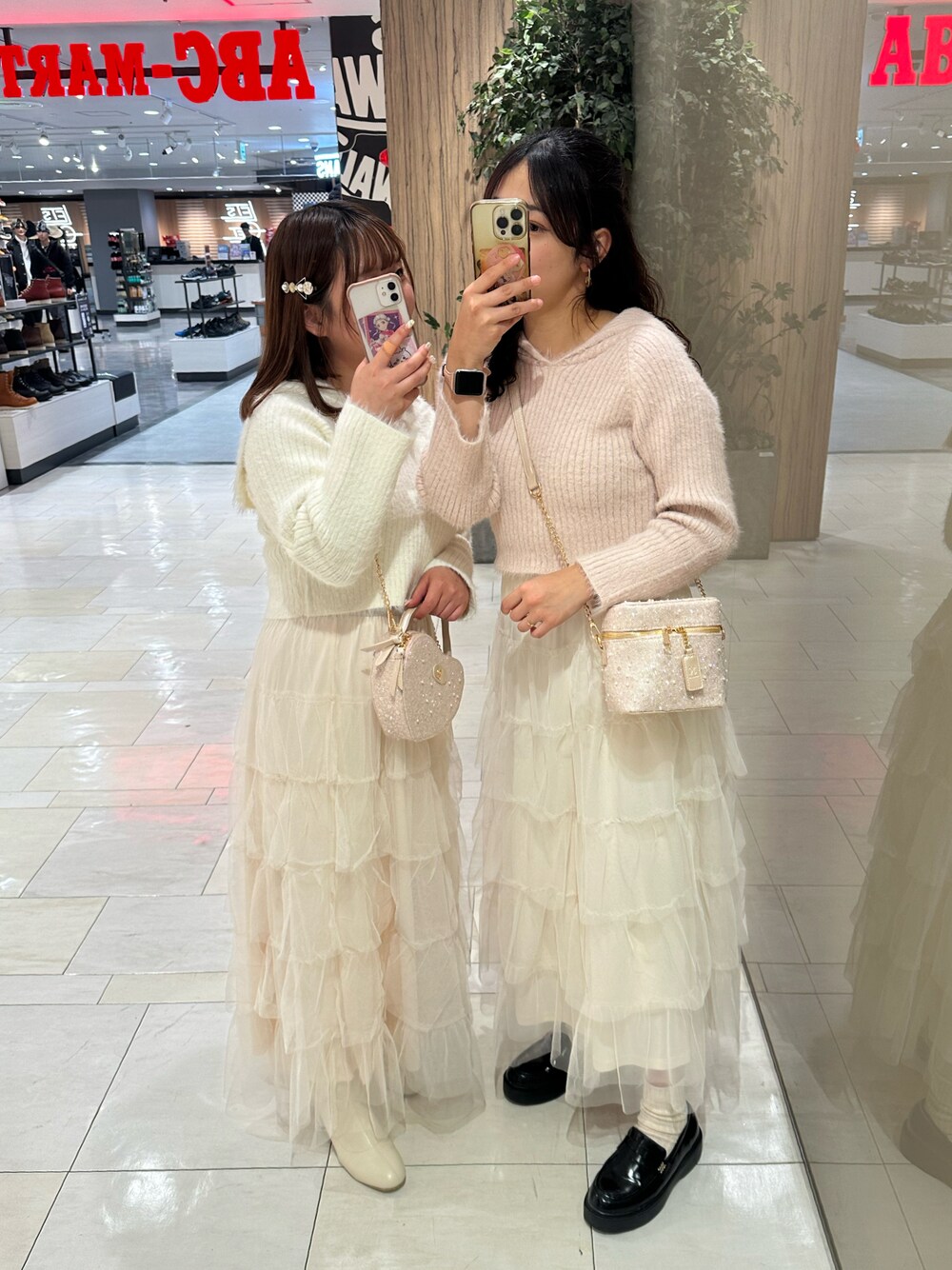 「one after another NICE CLAUP、nice claup、ナイスクラップ、フェザー、セーラーカラー、ティアードスカート、ティアード、チュールスカート、甘めコーデ、大人ガーリー、フレンチガーリー、お揃いコーデ、秋服コーデ、着回しコーデ、おしゃれさんと繋がりたい」｜「one after another NICE CLAUPのティアードチュールスカート（スカート、ホワイト系）」を使った、miho【骨格ストレート/イエベ春】さん（骨格ストレート・レディース・161cm）の秋コーディネートの1枚目の写真