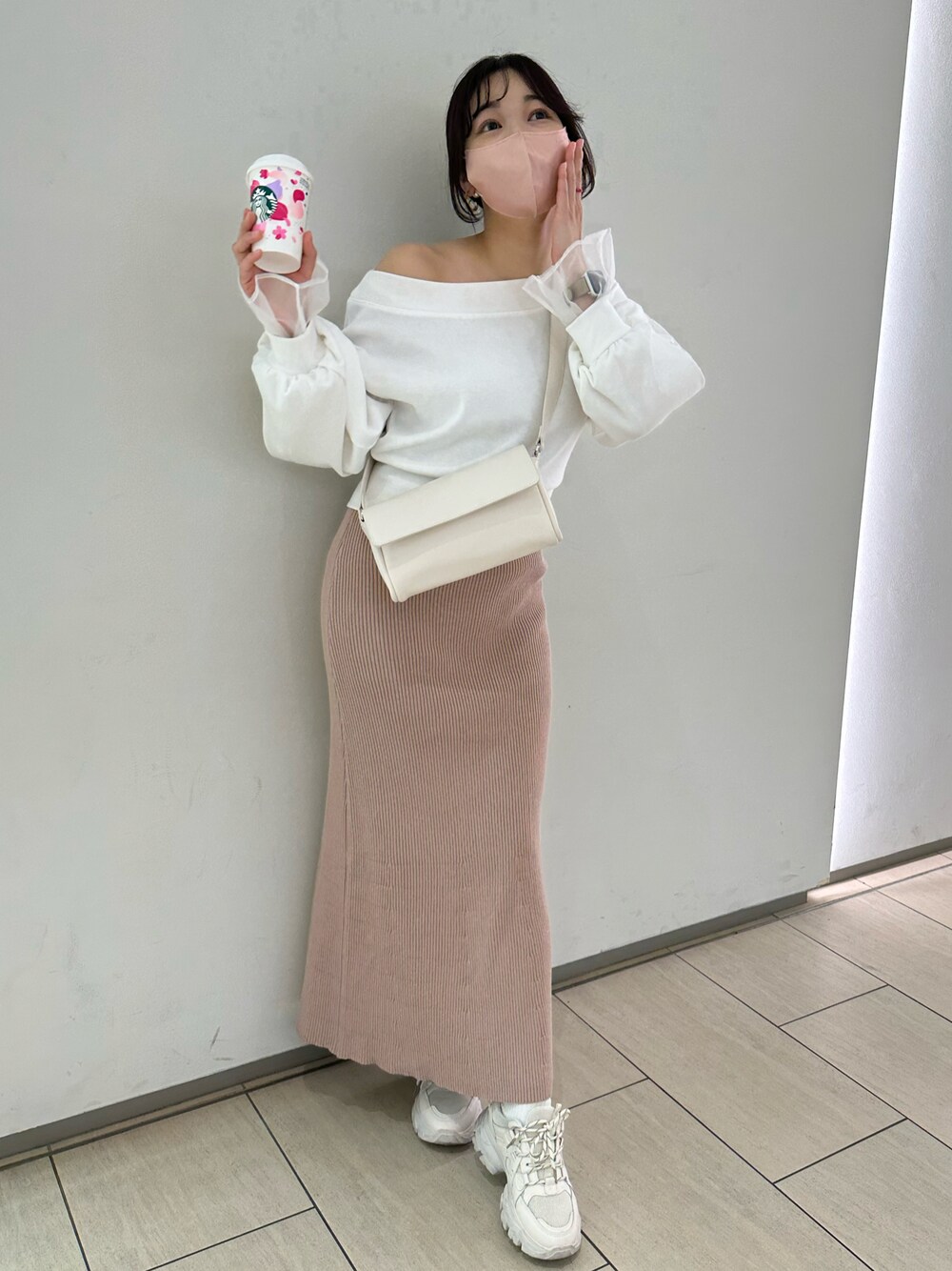 「one after another NICE CLAUP、nice claup、スウェット、オフショル、ニットワンピース、スニーカー、肌見せ、カジュアルガーリー、カジュアルミックス、春コーデ、春服デビュー宣言、春服、きれいめカジュアル、おでかけコーデ、お花見コーデ」｜「one after another NICE CLAUPのダットスニーカー　2023SS（スニーカー、ホワイト系）」を使った、miho【骨格ストレート/イエベ春】さん（骨格ストレート・レディース・161cm）の春コーディネートの1枚目の写真