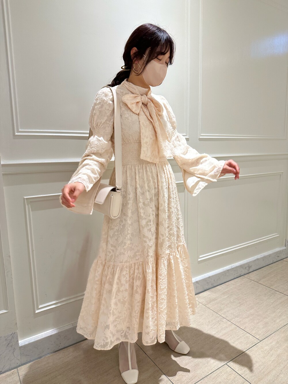「one after another NICE CLAUP、nice claup、ナイスクラップ、ボウタイ、ボウタイワンピース、レースワンピース、シアーブーツ、シアー、お出かけコーデ、春コーデ、休日コーデ、大人コーデ、お花見コーデ、キレイめコーデ、おしゃれさんと繋がりたい」｜「one after another NICE CLAUPのミニマルボディーバック（ボディバッグ/ウエストポーチ、ホワイト系）」を使った、miho【骨格ストレート/イエベ春】さん（骨格ストレート・レディース・161cm）の春コーディネートの1枚目の写真