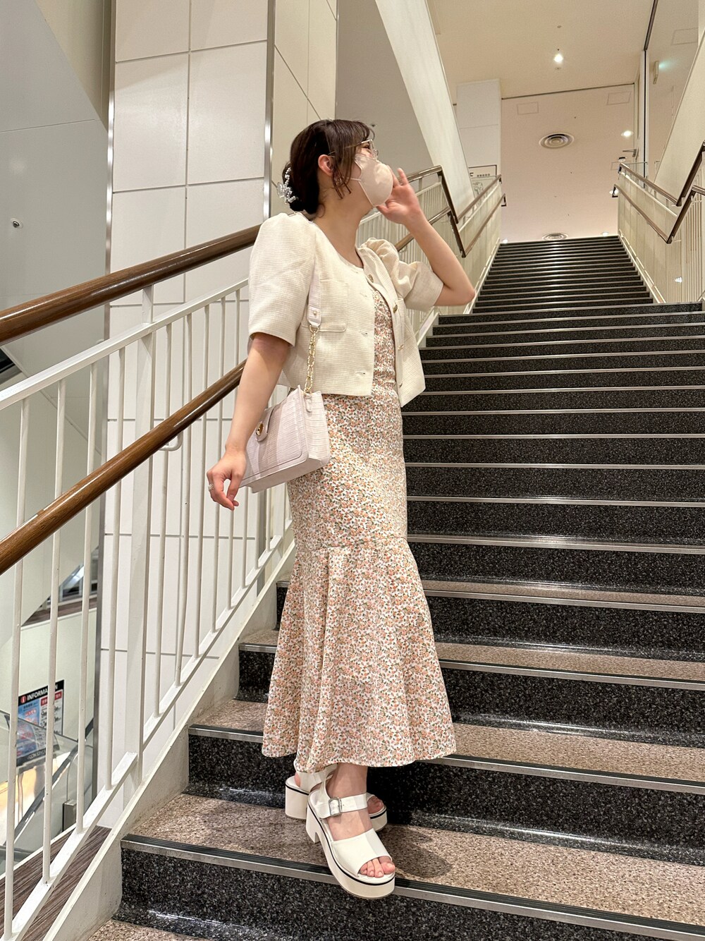 「one after another NICE CLAUP、nice claup、ナイスクラップ、ツイードジャケット、ショート丈、キャミワンピ、花柄ワンピース、サンダル、春コーデ、春夏コーデ、おでかけコーデ、韓国ファッション、高身長女子、キレイめ、淡色コーデ」｜「one after another NICE CLAUPのライン厚底サンダル（サンダル、ホワイト系）」を使った、miho【骨格ストレート/イエベ春】さん（骨格ストレート・レディース・161cm）の春コーディネートの1枚目の写真