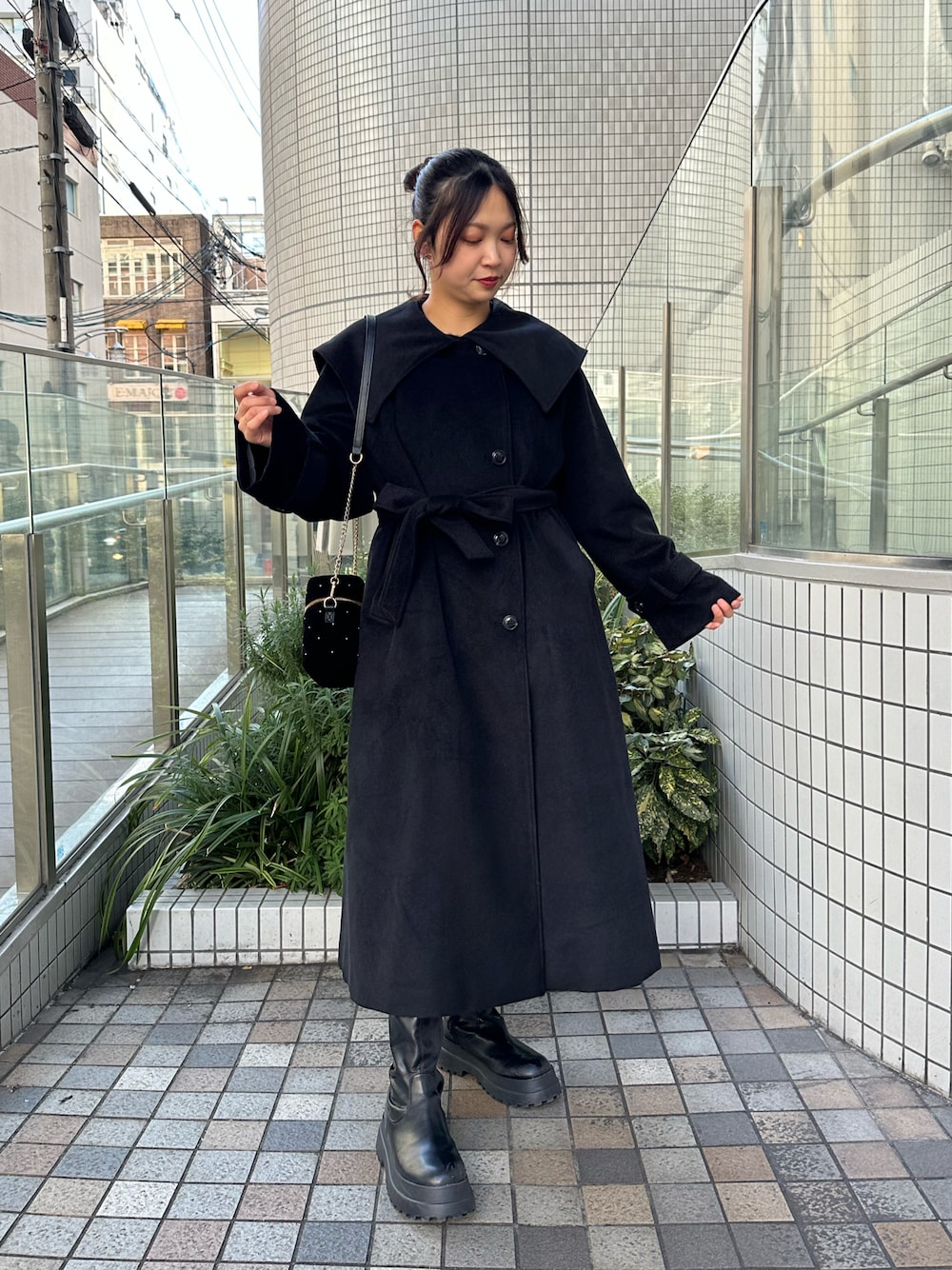 セーラーカラー大きな襟ロングコートを使った人気ファッション