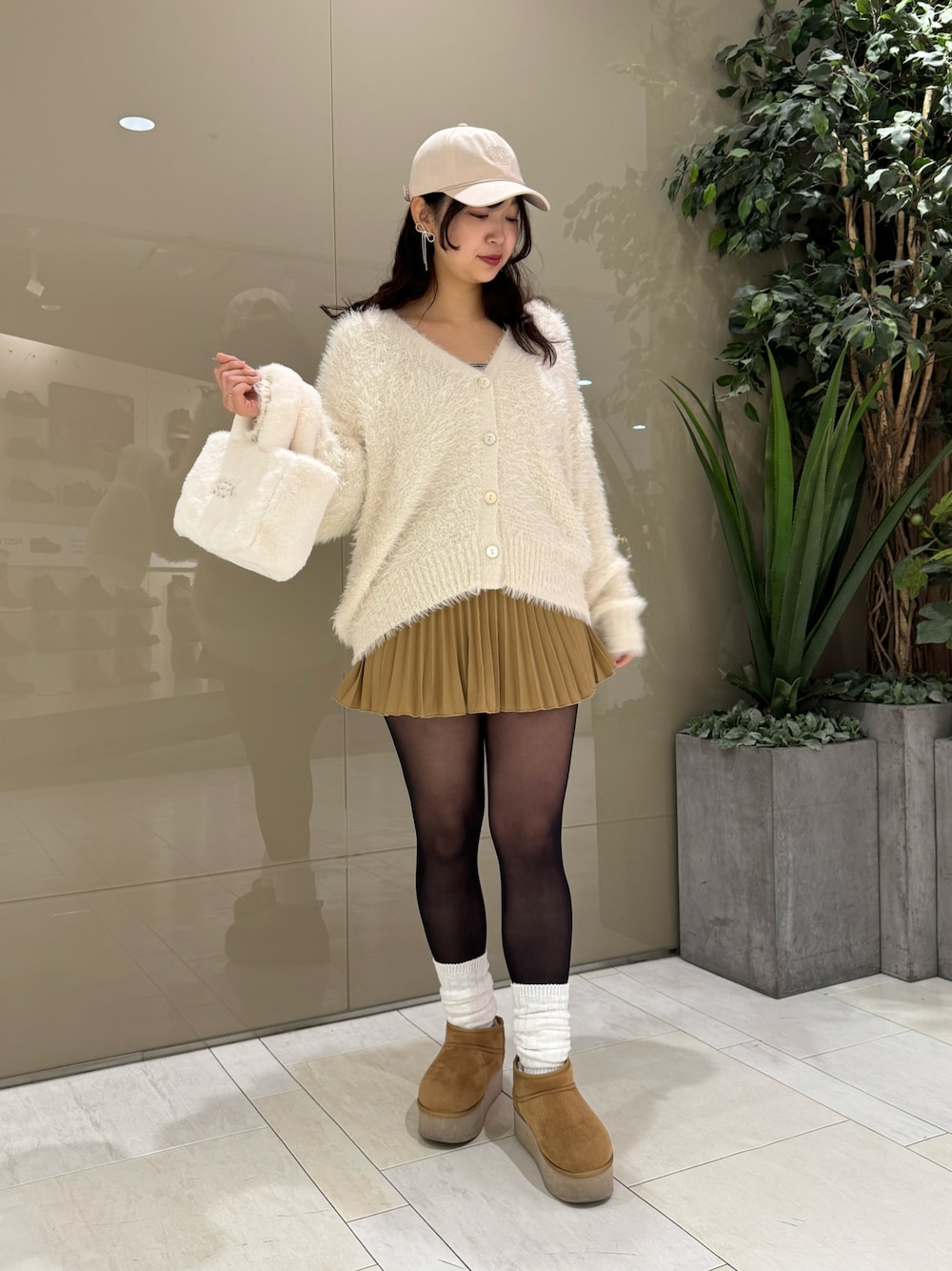 「one after another NICE CLAUP、nice claup、ナイスクラップ、ふわモテあざとカーディガン、ロングカーディガン、カーディガン、プリーツスカート、ルーズソックス、ムートンブーツ、キヤップ、冬のコーデ、おでかけコーデ、カジュアルコーデ、韓国ファッション、淡色コーデ」｜「one after another NICE CLAUPのフェイクムートンブーツ（ブーツ、ブラウン系）」を使った、miho【骨格ストレート/イエベ春】さん（骨格ストレート・レディース・161cm）の冬コーディネートの1枚目の写真