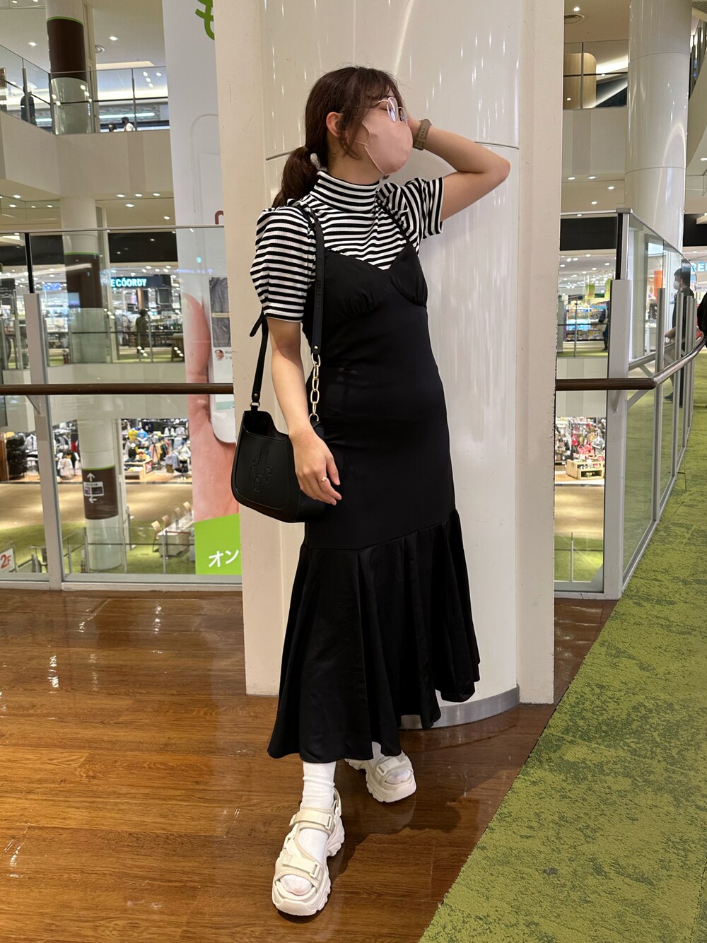 「one after another NICE CLAUP、ナイスクラップ、nice claup、ボーダートップス、ボーダー、マーメイドワンピース、キャミワンピ、マーメイド、スポサン、今日のコーデ、ブラックコーデ、おでかけコーデ、夏コーデ、モノトーン、おしゃれさんと繋がりたい」｜「one after another NICE CLAUPの刺しゅうハイネックトップス（Tシャツ/カットソー、その他）」を使った、miho【骨格ストレート/イエベ春】さん（骨格ストレート・レディース・161cm）の春コーディネートの1枚目の写真