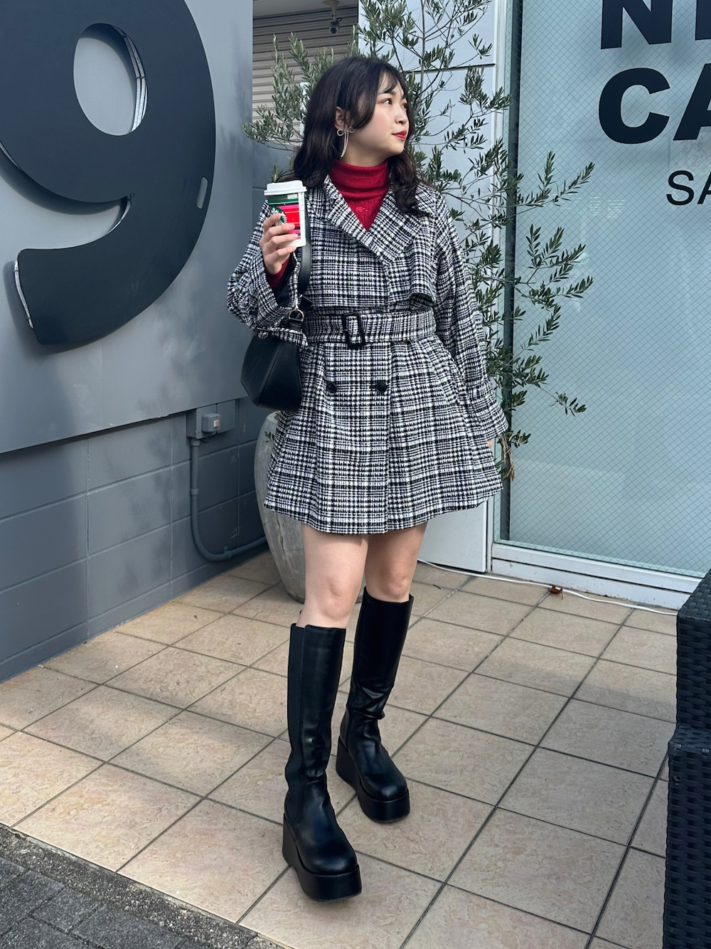 「one after another NICE CLAUP、nice claup、ナイスクラップ、ミドルコート、ミドル丈、千鳥柄、冬アウター、冬のコーデ、クリスマスに着たい服、赤ニット、韓国ファッション、オトナカワイイ、カラーコーデ、デートコーデ、赤」｜「one after another NICE CLAUPの厚底サイドゴアロングブーツ（ブーツ、ブラック系）」を使った、miho【骨格ストレート/イエベ春】さん（骨格ストレート・レディース・161cm）の冬コーディネートの1枚目の写真