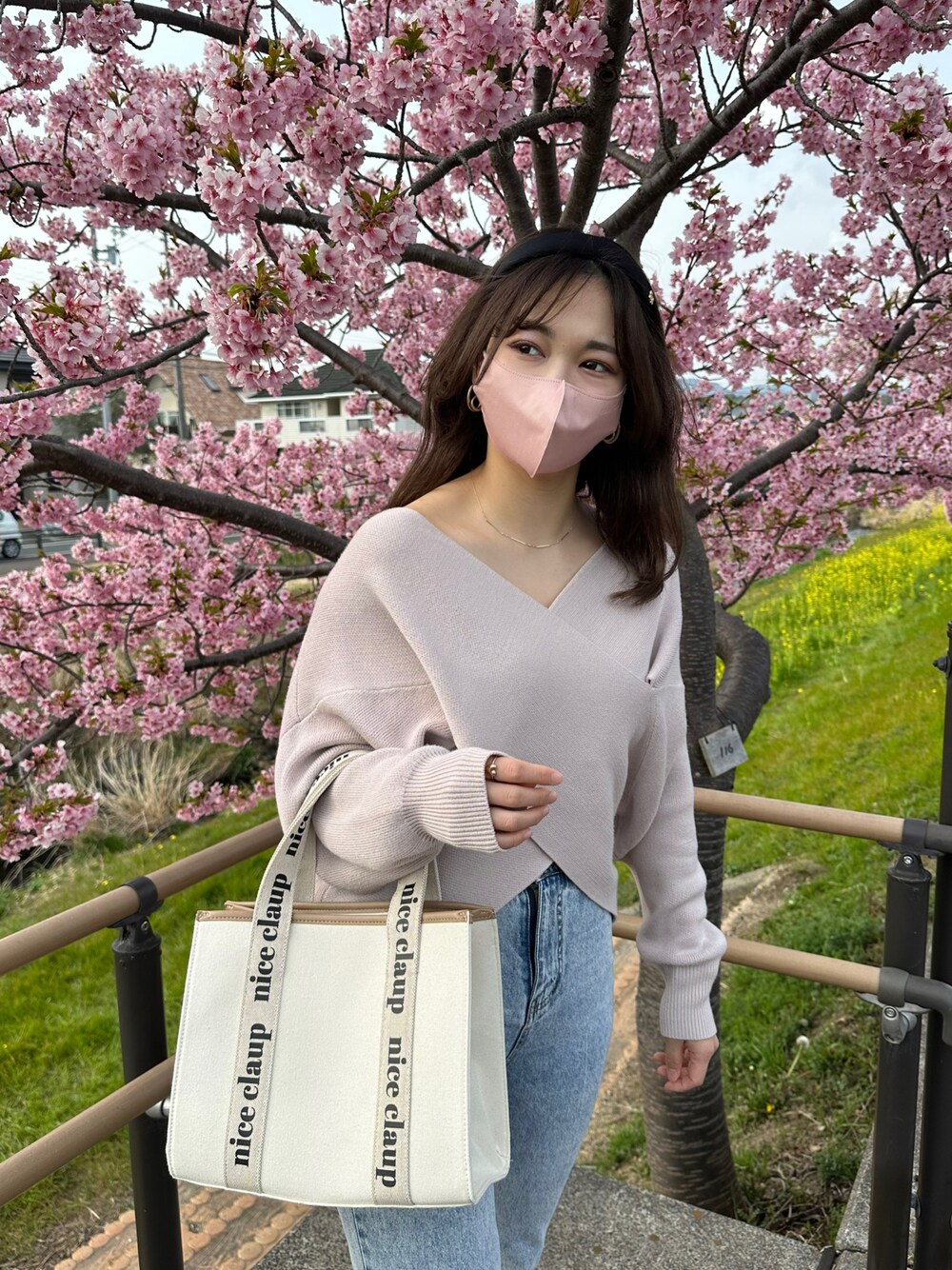 「one after another NICE CLAUP、nice claup、ナイスクラップ、カシュクール、春ニット、ピンク、ピンクニット、ピンクコーデ、デニムコーデ、デニムパンツ、オトナカジュアル、キレイめカジュアル、お花見、花見コーデ、高身長コーデ」｜「one after another NICE CLAUPのクロスデザインニット　2023SS（ニット/セーター、ピンク系）」を使った、miho【骨格ストレート/イエベ春】さん（骨格ストレート・レディース・161cm）の春コーディネートの1枚目の写真
