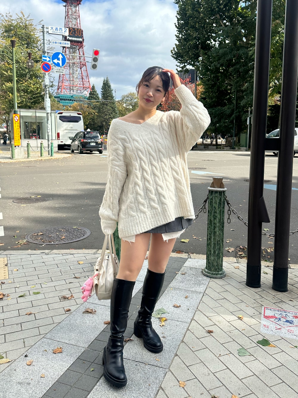 「one after another NICE CLAUP、nice claup、ナイスクラップ、ニットワンピース、ニットワンピ、ケーブル編み、ミニワンピ、ワンピース×ブーツ、秋冬コーデ、冬コーデ、今日のコーデ、おでかけコーデ、休日スタイル、お出かけコーデ、ワンピースコーデ」｜「one after another NICE CLAUPのヒールアップタンクロングブーツ（ブーツ、ブラック系）」を使った、miho【骨格ストレート/イエベ春】さん（レディース・161cm）の秋コーディネートの1枚目の写真