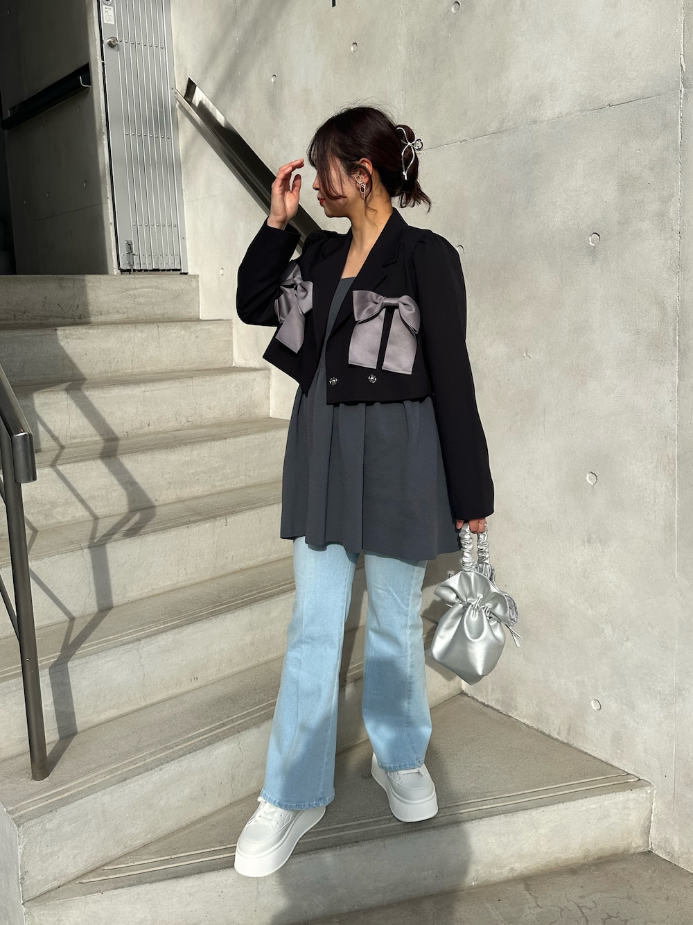 「one after another NICE CLAUP、nice claup、ナイスクラップ、リボン、チュニック、デニム、休日スタイル、おでかけコーデ、大人カジュアル、オトナ女子、デニムコーデ、スニーカー、今日のコーデ、春コーデ、おしゃれさんと繋がりたい」｜「one after another NICE CLAUPの美脚ストレッチデニム（デニムパンツ、ブルー系）」を使った、miho【骨格ストレート/イエベ春】さん（骨格ストレート・レディース・161cm）の冬コーディネートの1枚目の写真
