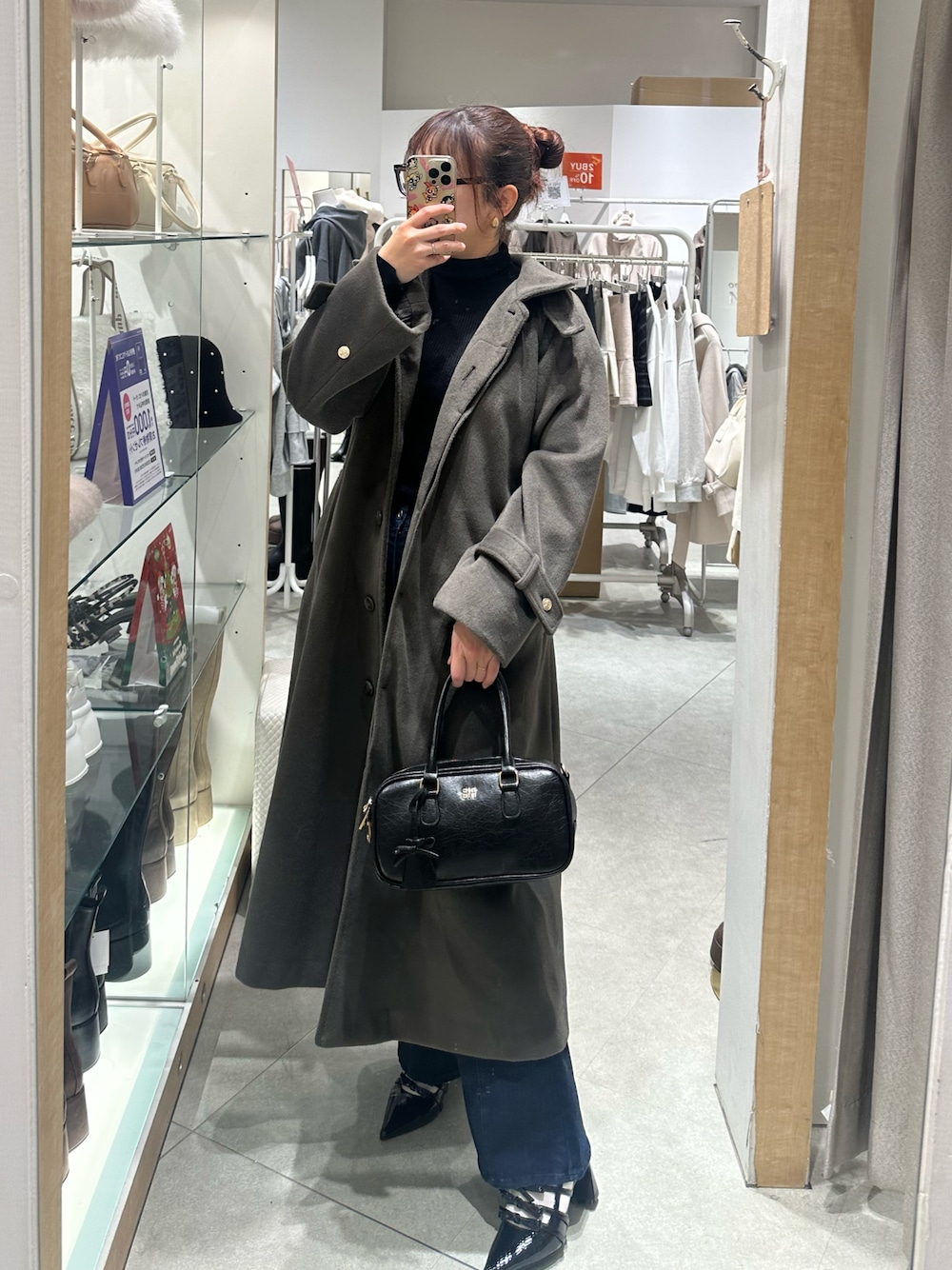 「one after another NICE CLAUP、ナイスクラップ、nice claup、ロングコート、冬コーデ、冬のコーデ、秋冬コーデ、大人かわいい、お出かけコーデ、キレイめ、オトナ女子、フレアパンツ、高身長コーデ、おしゃれさんと繋がりたい」｜「one after another NICE CLAUPのキーチャーム付きスクエアボストンバッグ（ショルダーバッグ、ブラック系）」を使った、miho【骨格ストレート/イエベ春】さん（レディース・161cm）の冬コーディネートの1枚目の写真