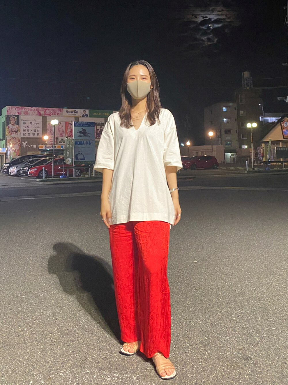 「COOLなこのコが仲間入り、夏コーデ、赤パンツ、mame、UNIQLO、カラーパンツ、いいね、save、フォローお願いします🤑、ネオンカラー、クリアサンダル、白Tシャツ」｜「NOISE MAKERのPeacock pattern Wide pants/クジャク柄ジャガード織ワイドパンツ（その他パンツ、レッド系）」を使った、lisaさん（レディース・164cm）の夏コーディネートの1枚目の写真