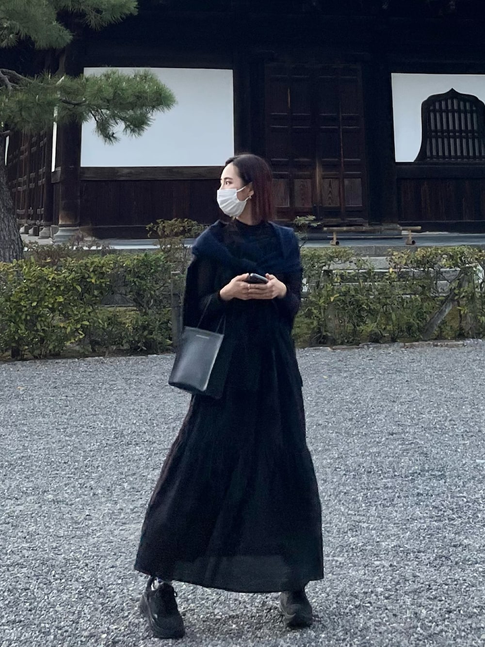 「今日のコーデ、春服、スニーカー、モノトーンコーデ、レイヤードスタイル、いいね、save、フォローお願いします🤑、ワンピース、大人コーデ、ブラック、大人ガーリー」｜「UGGのUGG CA805 Mesh (BLACK TNL)（スニーカー、ブラック系）」を使った、lisaさん（レディース・164cm）の春コーディネートの1枚目の写真