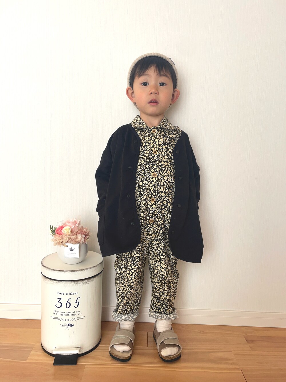 「春服みてみて、オールインワン、セットアップ、カーディガン、花柄、パステル映える春」｜「pairmanonの花柄襟付き半袖ガールズオールインワン（つなぎ/オールインワン、ブラック系）」を使った、りつぼーさん（キッズ・90cm）の春コーディネートの1枚目の写真