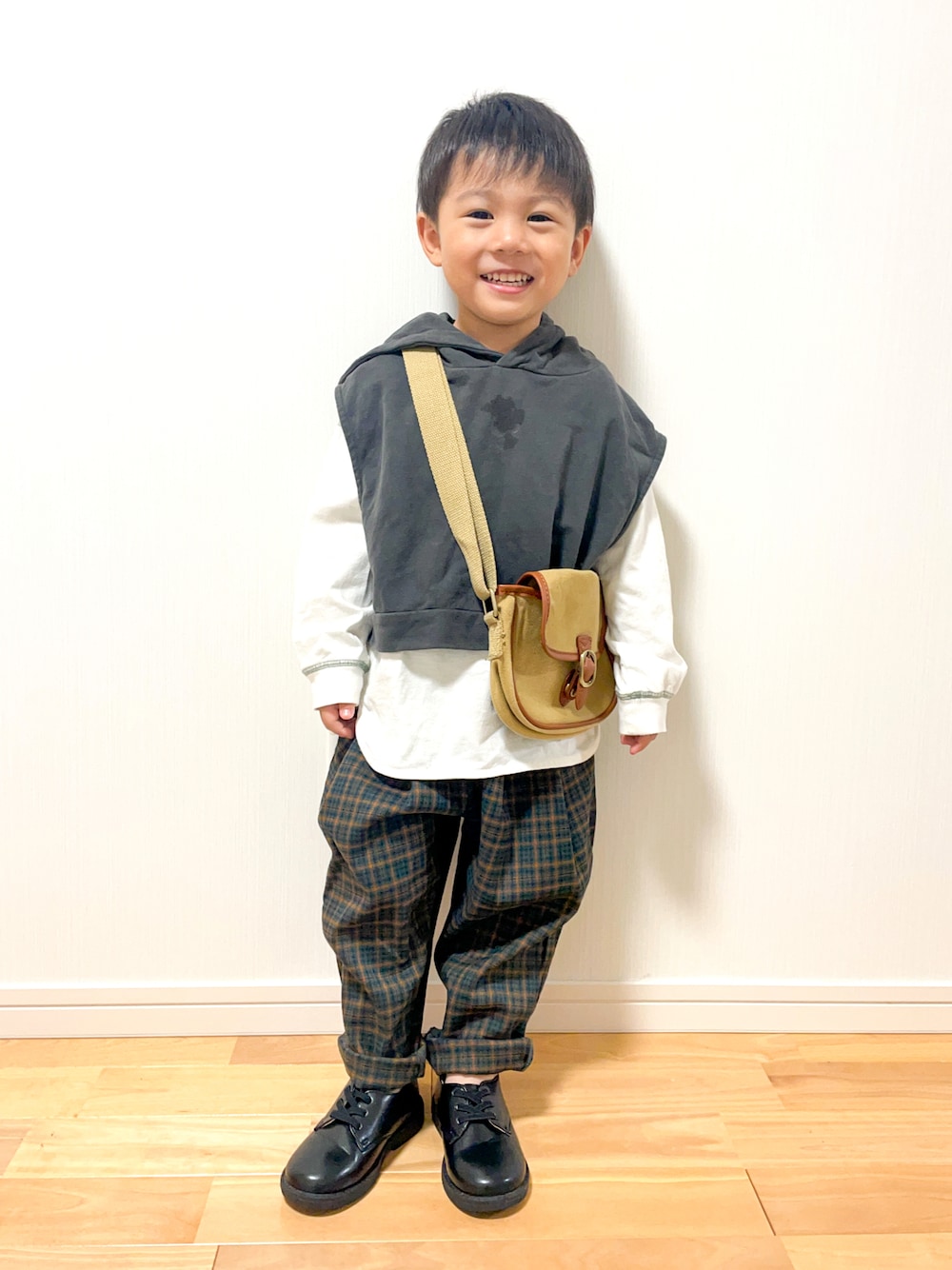 「休日コーデ、秋冬コーデ、ショルダーバッグ、レイヤードスタイル、チェックパンツ、おでかけコーデ、プチプラ、ベスト、チェッカーず2023、秋コーデ、マイベストコーデ2023」｜「LOWRYS FARMのウラケ２Ｐプルオーバー　261160（スウェット、グレー系）」を使った、りつぼーさん（キッズ・90cm）の秋コーディネートの1枚目の写真
