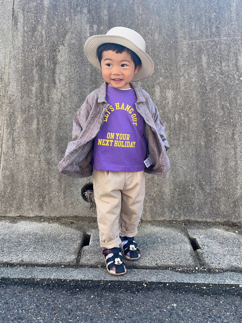 「春夏コーデ、ごきげんウィーク、休日スタイル、カジュアルコーデ、ZOZOKIDSDAY、今日のコーデ、カンカン帽、グルカサンダル、シャツコーデ」｜「BRANSHESのアイテム（パンツ、ベージュ系）」を使った、りつぼーさん（キッズ・90cm）の春コーディネートの1枚目の写真