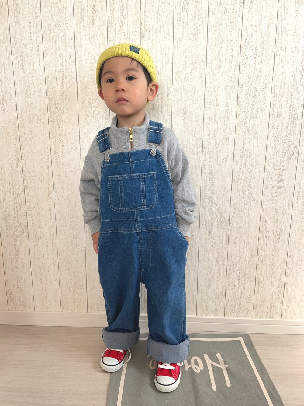 「春コーデ、プチプラ、シンプルコーデ、カジュアルコーデ、コンバース、オーバーオール、サロペット、春服みてみて、デニム」｜「BREEZEのカラフル ニット帽（ニットキャップ/ビーニー、イエロー系）」を使った、りつぼーさん（キッズ・90cm）の春コーディネートの1枚目の写真