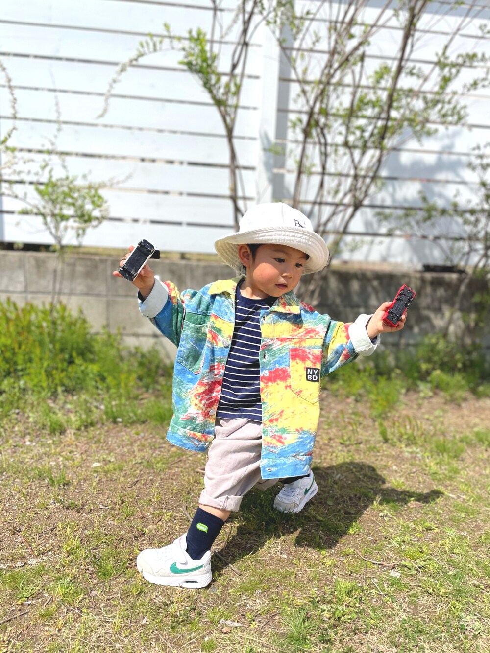 「アウトドアスタイル、キッズファッション、ZOZOKIDSDAY、ボーダー、アメカジ、ハデハデ、バケットハット、スニーカー、デニム、ごきげんウィーク、白パンツ」｜「PAPAPAPARKのバケットハット_UVカット_抗菌防臭加工（ハット、ホワイト系）」を使った、りつぼーさん（キッズ・90cm）の春コーディネートの1枚目の写真