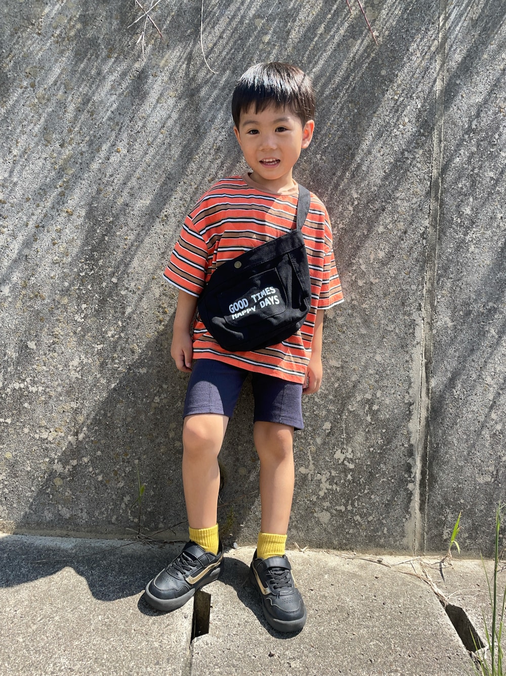 「スポーツミックス、秋コーデ、お出かけコーデ、プチプラ、休日スタイル」｜「VANSのVANS ヴァンズ 17-22 RIGIDA リジダ V2920K LX BLACK/GOLD（スニーカー、ブラック系）」を使った、りつぼーさん（キッズ・100cm）の夏コーディネートの1枚目の写真