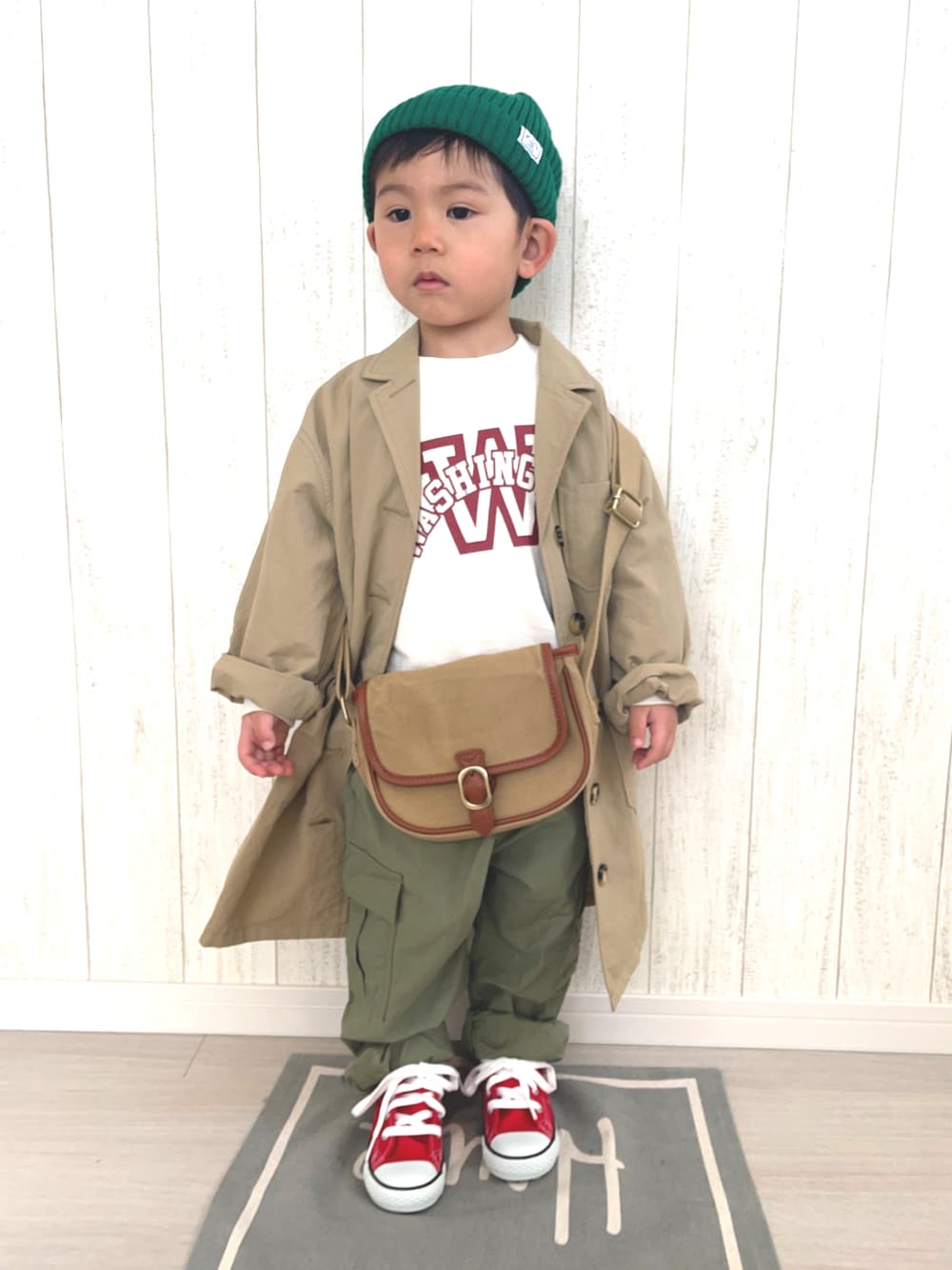 「シンプルコーデ、ショルダーバッグ、春アウター、ジャケット、トレンチコート、コンバース、カーゴパンツ、スウェット、春コーデ、ビッグシルエット、いまどきジャケット写真」｜「B:MING by BEAMSのB:MING by BEAMS / リブ ワッチキャップ（ニットキャップ/ビーニー、グリーン系）」を使った、りつぼーさん（キッズ・90cm）の春コーディネートの1枚目の写真