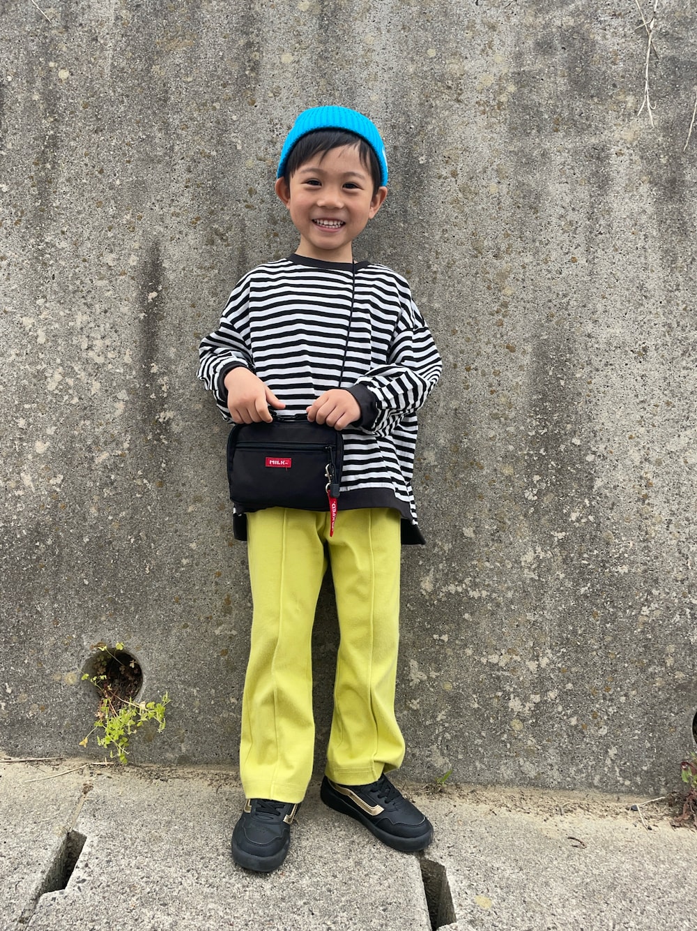 「やっぱり帽子が好き、ショルダーバッグ、ワイドパンツ、プチプラ、雨の日コーデ、カジュアルコーデ、休日スタイル、スポーツミックス」｜「BREEZEのカラバリニットキャップ（ニットキャップ/ビーニー、ブルー系）」を使った、りつぼーさん（キッズ・100cm）の春コーディネートの1枚目の写真