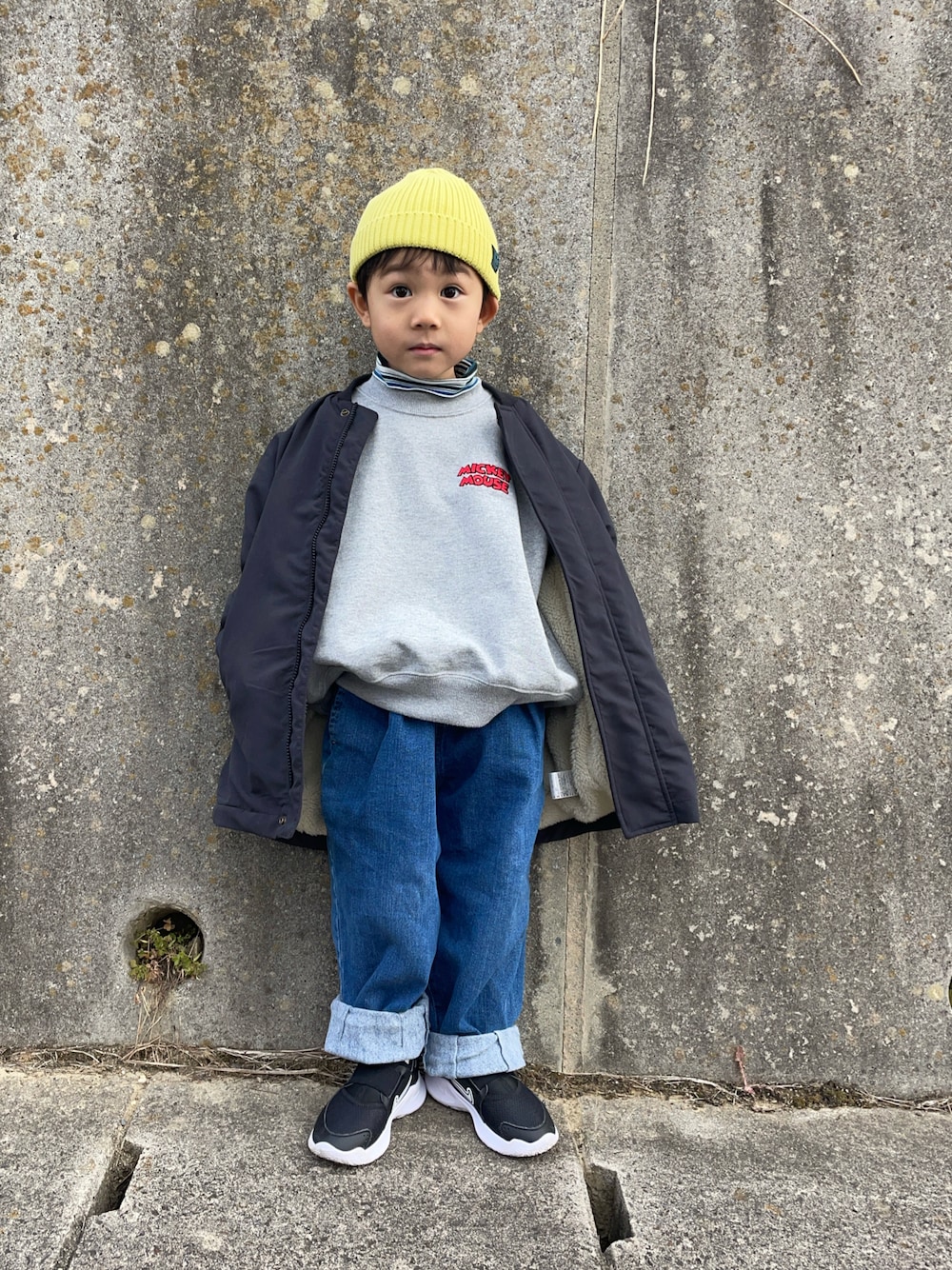 「プチプラ、冬アウター、レイヤードスタイル、デニム、お出かけコーデ」｜「BREEZEのカラフル ニット帽（ニットキャップ/ビーニー、イエロー系）」を使った、りつぼーさん（キッズ・100cm）の冬コーディネートの1枚目の写真
