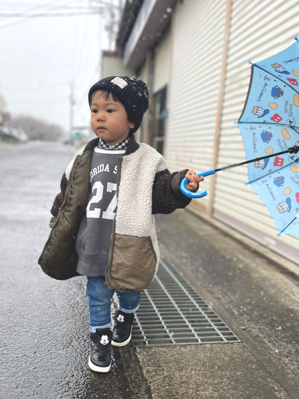 「デニム、デニムパンツ、レイヤードスタイル、スニーカーコーデ、うごきやすさ重視、ハイカットスニーカー」｜「西松屋のアイテム（ニットキャップ/ビーニー、ブラック系）」を使った、りつぼーさん（キッズ・90cm）の春コーディネートの1枚目の写真