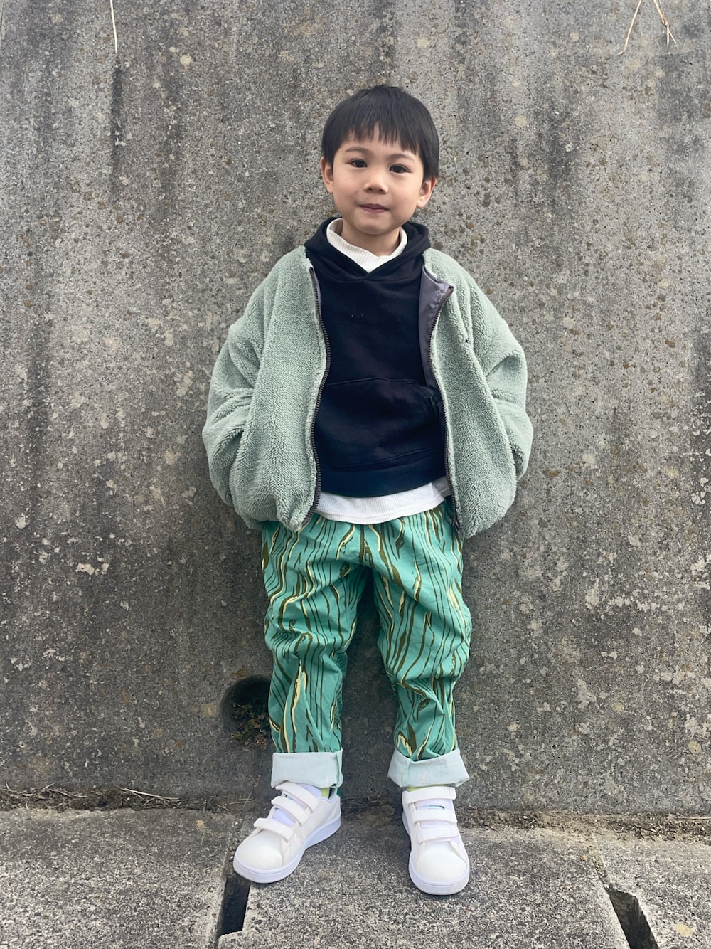 「今日のコーデ、春色、お出かけコーデ、カラーコーデ」｜「BREEZEのアイテム（パーカー、ブラック系）」を使った、りつぼーさん（キッズ・100cm）の冬コーディネートの1枚目の写真