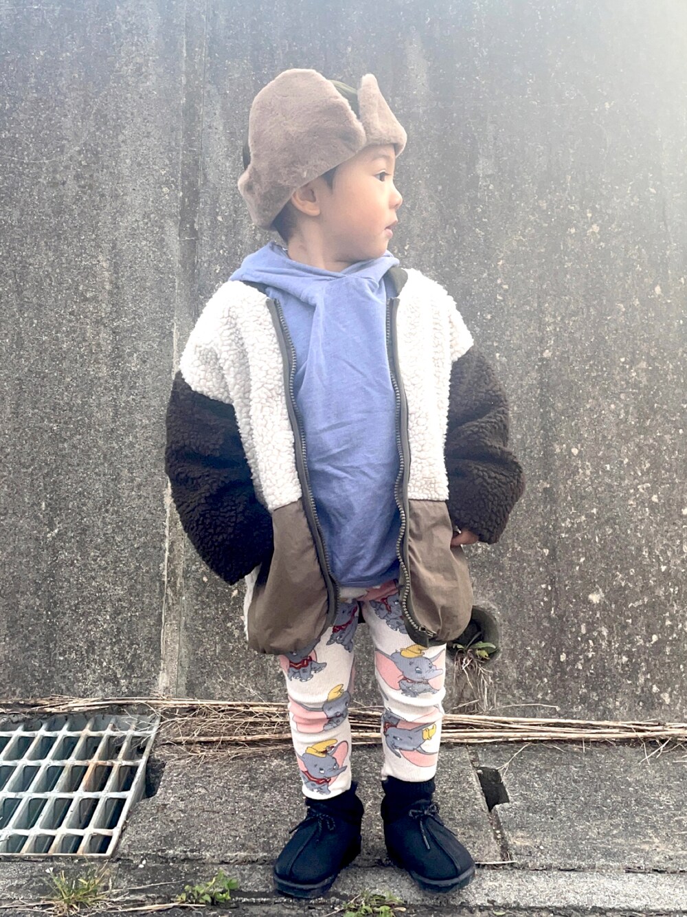 「WEARハロウィン2022、カーキ、モコモコアウター、チャオパニックティピー(CIAOPANIC TYPY)、ビッグシルエット、ブーツ、カジュアルコーデ、フリース」｜「西松屋のアイテム（キャップ、グリーン系）」を使った、りつぼーさん（キッズ・90cm）の秋コーディネートの1枚目の写真