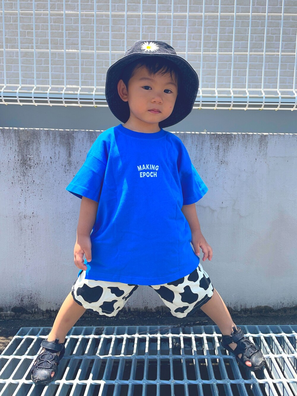 「ストリート、休日コーデ、サンダル、バケットハット、Tシャツ、夏だ！Tシャツ着よう！、夏コーデ、ショートパンツ、ビタミンカラー、スポーツサンダル、プチプラ、ロゴT」｜「韓国服のアイテム（ハット、ブラック系）」を使った、りつぼーさん（キッズ・90cm）の夏コーディネートの1枚目の写真