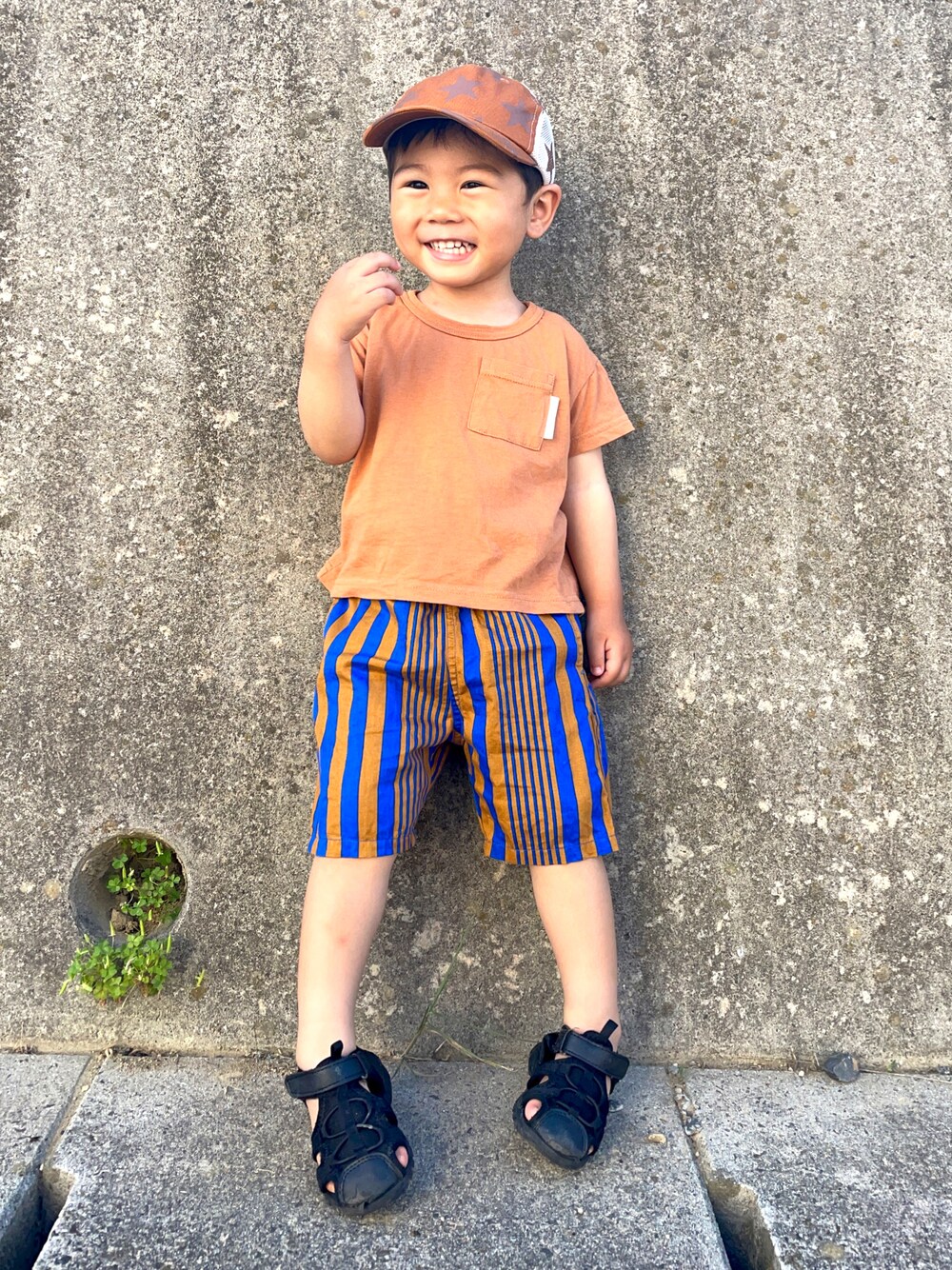 「夏コーデ、カジュアルコーデ、カラーパンツ、キャップ、ワントーンコーデ、休日スタイル、スポーツサンダル」｜「Otonatoの/リンクＴシャツ（Tシャツ/カットソー、イエロー系）」を使った、りつぼーさん（キッズ・90cm）の夏コーディネートの1枚目の写真