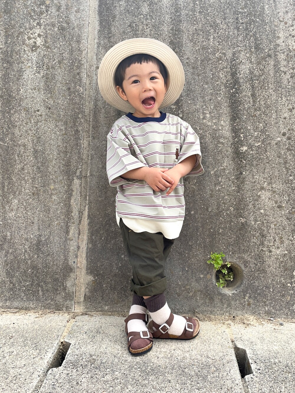 「休日コーデ、ビッグシルエット、カンカン帽、サンダルに靴下、サンダル、ボーダー、麦わら帽子」｜「DAISOのアイテム（ハット、ベージュ系）」を使った、りつぼーさん（キッズ・90cm）の春コーディネートの1枚目の写真