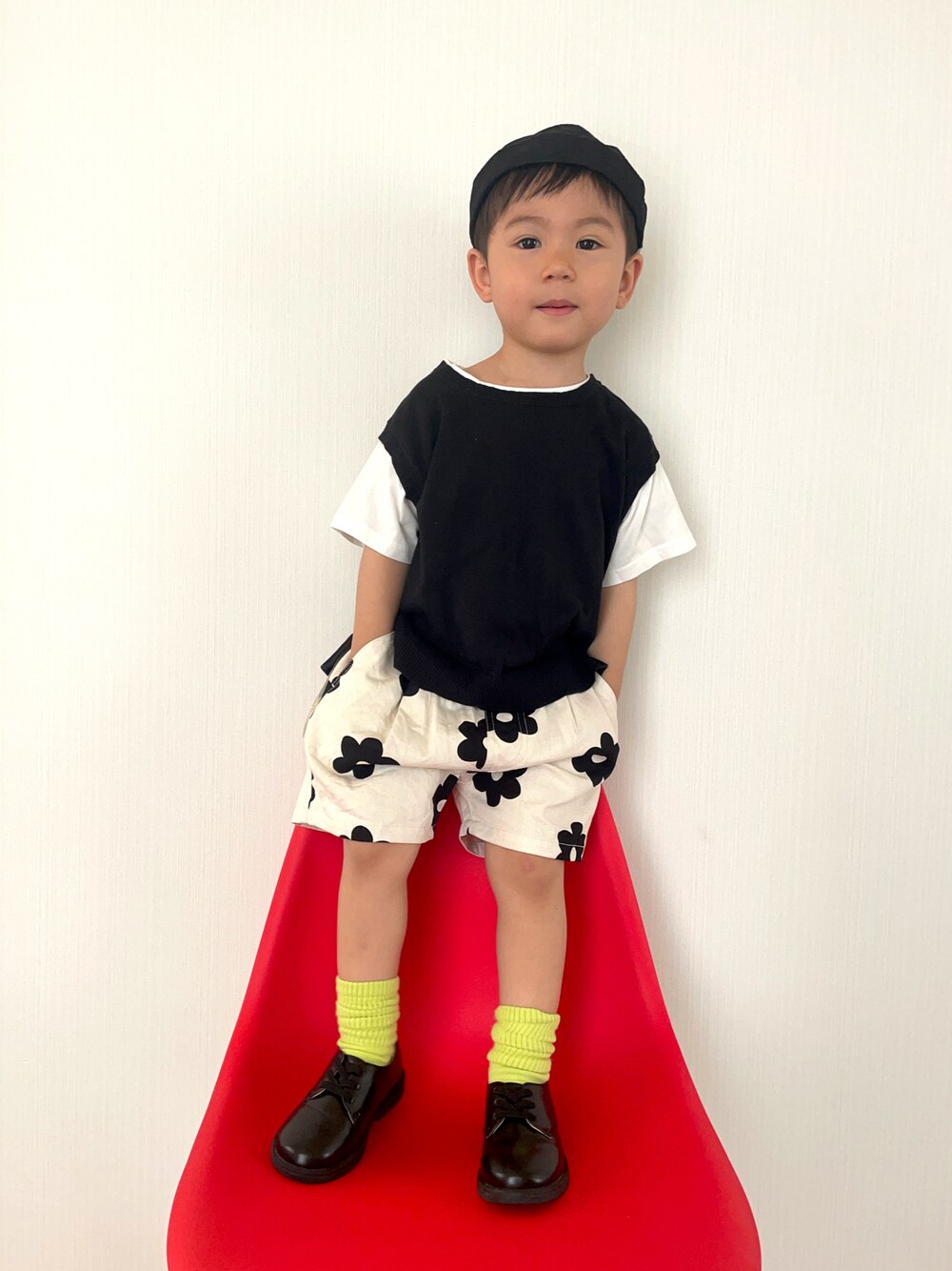 「花柄、ショートパンツ、ドレスシューズ、モノトーン、休日スタイル、プチプラ、初夏コーデ、おでかけコーデ、カラーソックス」｜「BREEZEのフィッシャーマンズキャップ（キャップ、ブラック系）」を使った、りつぼーさん（キッズ・90cm）の夏コーディネートの1枚目の写真