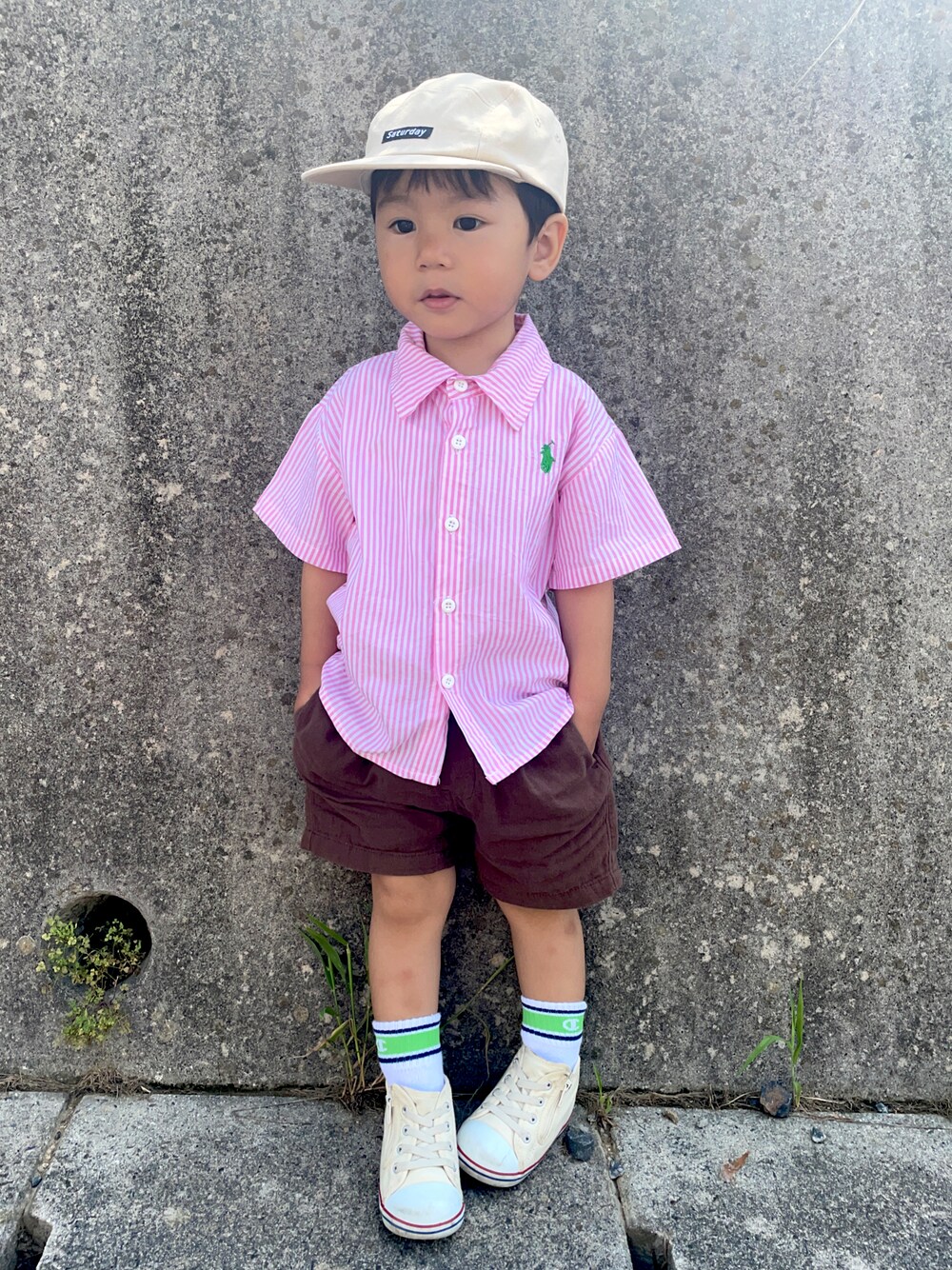 「アメカジ、柄シャツ、シャツコーデ、キャップ、ラインソックス、ショートパンツ、ピンク、プチプラ、シャツスタイル、コンバース、西松屋、白スニーカー」｜「西松屋のアイテム（キャップ、ベージュ系）」を使った、りつぼーさん（キッズ・90cm）の夏コーディネートの1枚目の写真