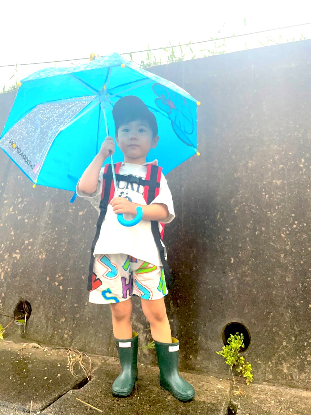 「カジュアルコーデ、雨の日コーデ、カラーパンツ、キャップ」｜「Birthdayのアイテム（ベスト、ブルー系）」を使った、りつぼーさん（キッズ・90cm）の夏コーディネートの1枚目の写真