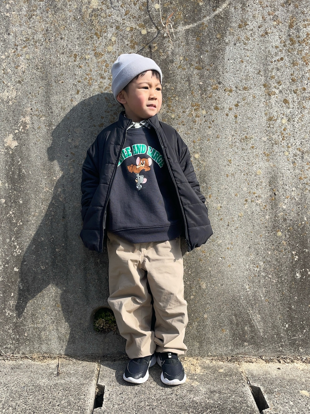 「レイヤードスタイル、男の子コーデ、カジュアルコーデ、春コーデ、休日スタイル、プチプラ」｜「BREEZEの2WAYニットキャップ（ニットキャップ/ビーニー、グレー系）」を使った、りつぼーさん（キッズ・100cm）の冬コーディネートの1枚目の写真