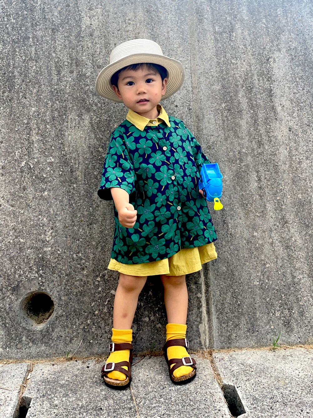 「シャツスタイル、休日コーデ、麦わら帽子、プチプラ、花柄、グリーン、セットアップ、ショートパンツ、ビタミンカラー、夏コーデ、ワントーンコーデ、柄シャツ」｜「DAISOのアイテム（ハット、ベージュ系）」を使った、りつぼーさん（キッズ・90cm）の夏コーディネートの1枚目の写真