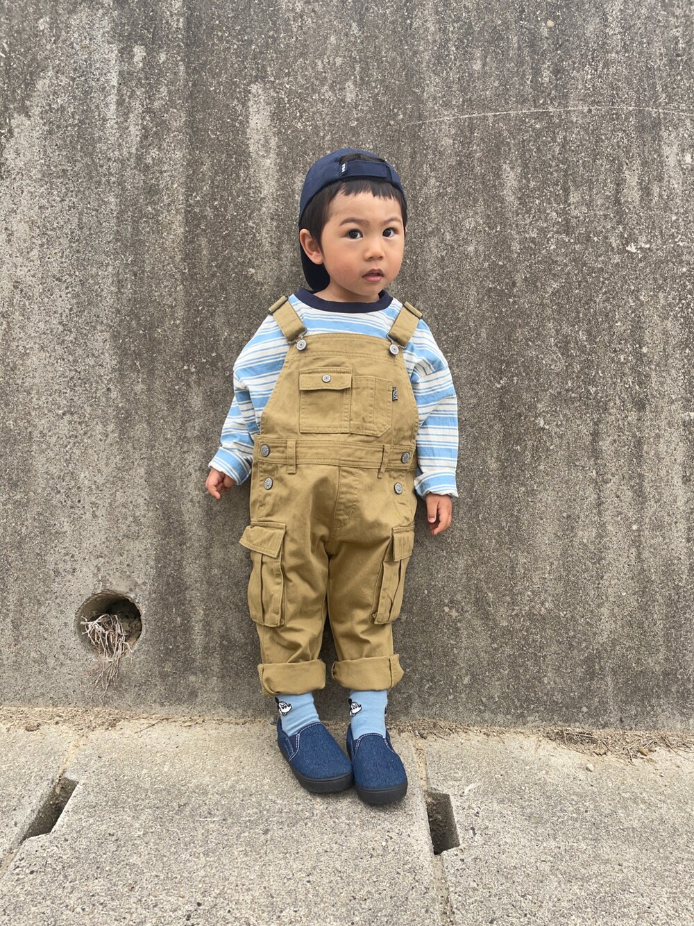 「ロンT、シンプルコーデ、ボーダー、カラーソックス、サロペット、アウトドアスタイル、ZOZOKIDSDAY、スリッポン、カーゴパンツ」｜「Birthdayのアイテム（キャップ、ブルー系）」を使った、りつぼーさん（キッズ・90cm）の春コーディネートの1枚目の写真