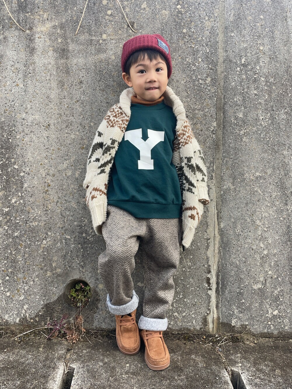 「冬コーデ、マイベストコーデ2024、プチプラ、クリスマスに着たい服、休日スタイル」｜「Ampersandのシンプルニット帽（ニットキャップ/ビーニー、レッド系）」を使った、りつぼーさん（キッズ・100cm）の冬コーディネートの1枚目の写真