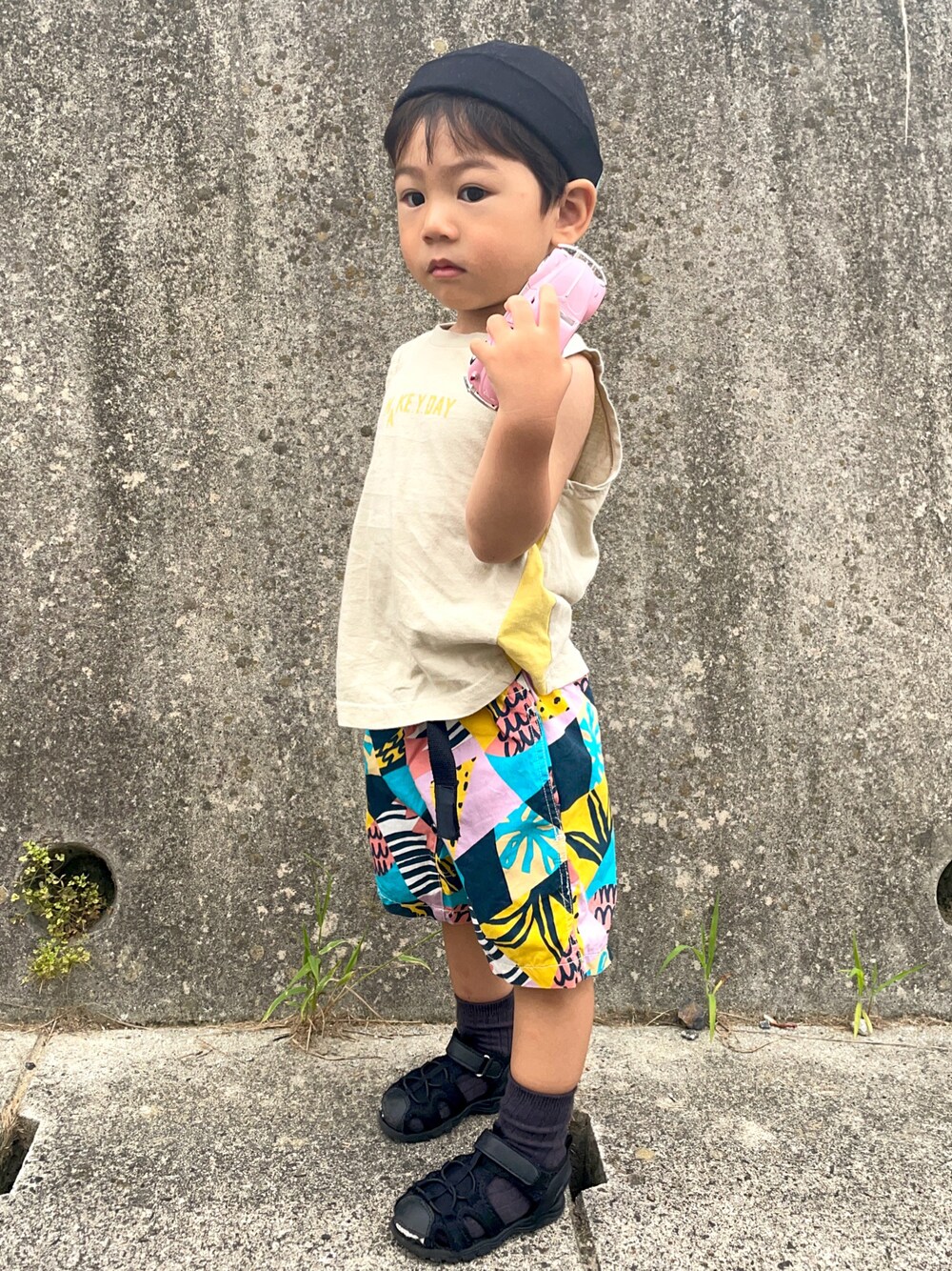 「真夏のアクティブスタイル、キッズファッション、ショートパンツ、カラーパンツ、プチプラ、タンクトップ、キャップ、モード」｜「BREEZEのフィッシャーマンズキャップ（キャップ、ブラック系）」を使った、りつぼーさん（キッズ・90cm）の夏コーディネートの1枚目の写真