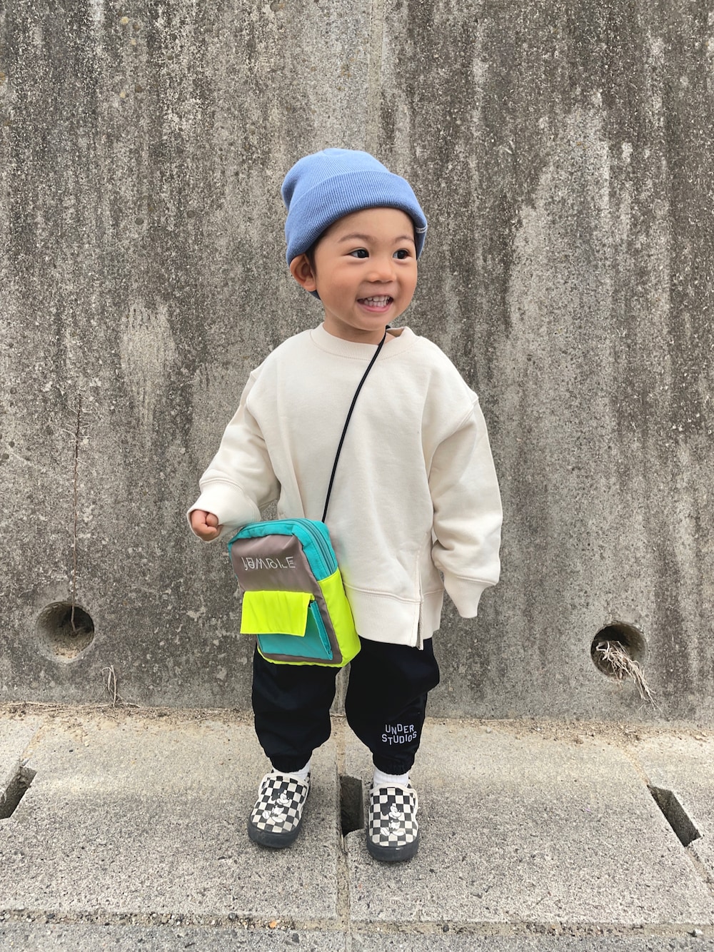 「ビールーム、モノトーン、ootd、オーバーサイズ、ビッグシルエット、スリッポン、ZOZOKIDSDAY、カーゴパンツ」｜「BREEZEの2WAYニットキャップ（ニットキャップ/ビーニー、ブルー系）」を使った、りつぼーさん（キッズ・90cm）の春コーディネートの1枚目の写真
