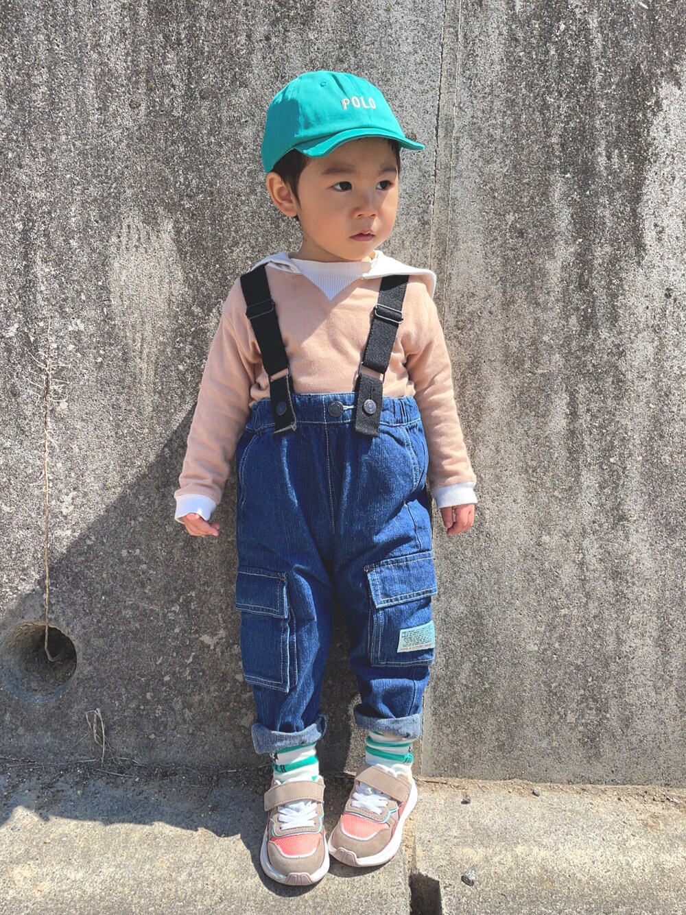 「はじめましてコーデ、レイヤードスタイル、オーバーオール、プチプラ、サロペット、春服みてみて、カジュアルコーデ、ZOZOKIDSDAY、カラーソックス」｜「しまむらのアイテム（キャップ、グリーン系）」を使った、りつぼーさん（キッズ・90cm）の春コーディネートの1枚目の写真
