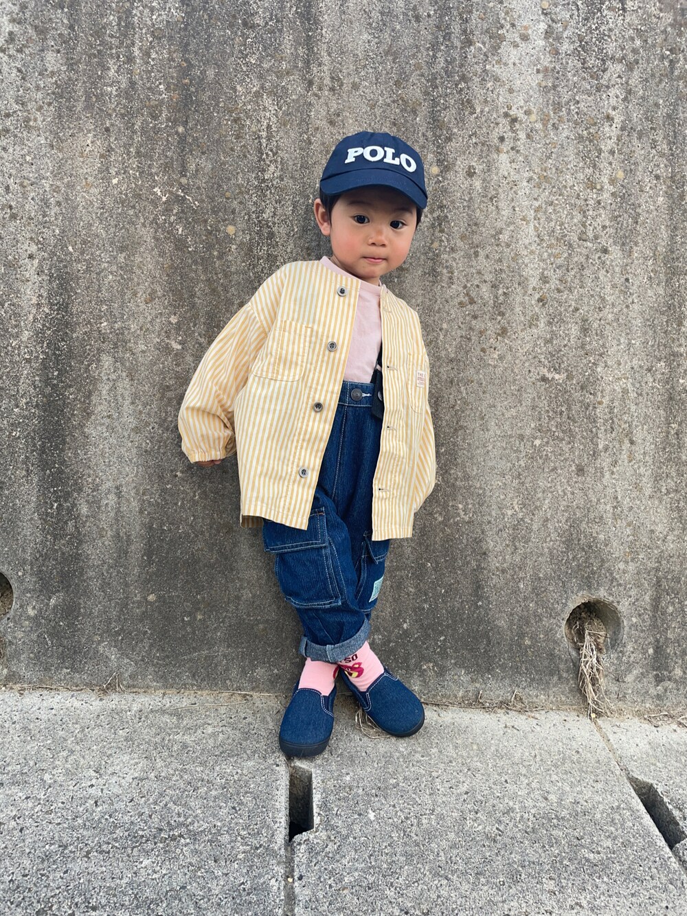 「サロペット、イエロー、はじめましてコーデ、男の子、スリッポン、デニム、シャツ、シャツスタイル、ノーカラージャケット、ZOZOKIDSDAY、カラーソックス」｜「Birthdayのアイテム（キャップ、ブルー系）」を使った、りつぼーさん（キッズ・90cm）の春コーディネートの1枚目の写真