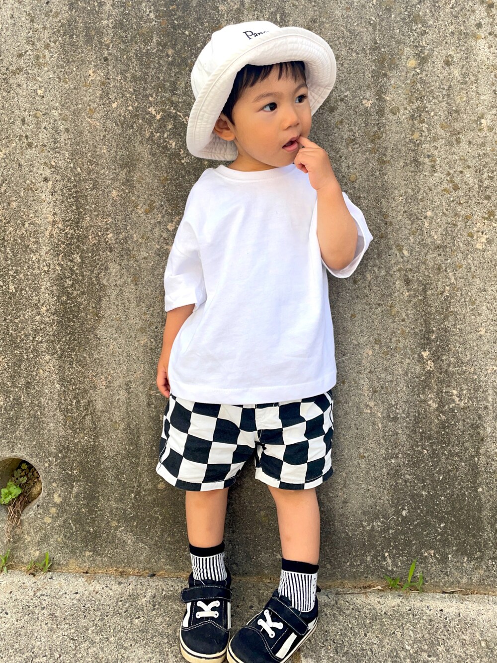「ストリート、白Tシャツ、モノトーン、バケットハット、ショートパンツ、夏コーデ、ロゴT、カジュアル、夏だ！Tシャツ着よう！」｜「PAPAPAPARKのバケットハット_UVカット_抗菌防臭加工（ハット、ホワイト系）」を使った、りつぼーさん（キッズ・90cm）の夏コーディネートの1枚目の写真