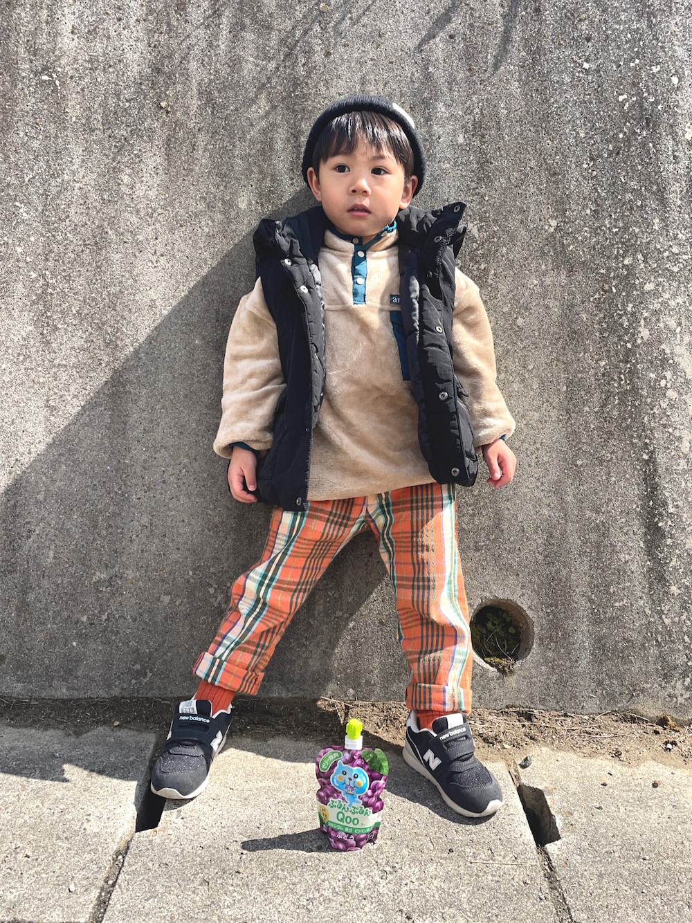 「春のおしゃ見えテクニック、カジュアル、休日スタイル、チェックパンツ、プチプラ、お出かけコーデ、カラーパンツ、スポーツミックス、暖色コーデ、春色」｜「＆yamのユニセックス両面シャギーフリーススタンドプルオーバー【親子お揃い/リンクコーデ】（ブルゾン、ベージュ系）」を使った、りつぼーさん（キッズ・90cm）の春コーディネートの1枚目の写真