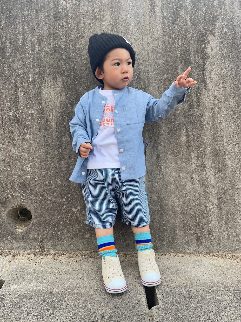 「シャツスタイル、夏コーデ、ZOZOKIDSDAY、キッズファッション、レイヤードスタイル、春夏コーデ、ハーフパンツ、ニット帽、ハイカットスニーカー、カラーソックス、ごきげんウィーク、デニムシャツ」｜「西松屋のアイテム（ニットキャップ/ビーニー、ブラック系）」を使った、りつぼーさん（キッズ・90cm）の春コーディネートの1枚目の写真