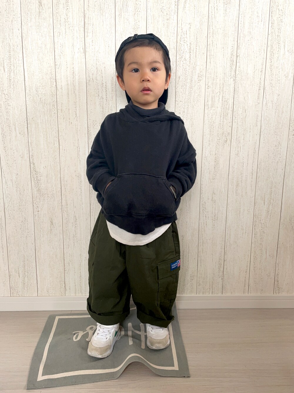 「春服デビュー宣言、カジュアルコーデ、パーカー、ワイドパンツ、ストリート、スニーカー、ビッグシルエット、春コーデ、休日コーデ、パステル映える春、カーゴパンツ」｜「BREEZEのアイテム（パーカー、ブラック系）」を使った、りつぼーさん（キッズ・90cm）の春コーディネートの1枚目の写真