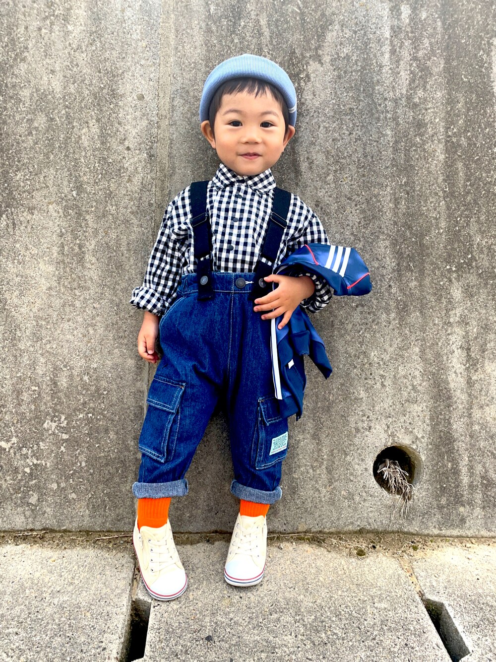 「シャツスタイル、サロペット、ビーニー、カラーソックス、スポーツミックス、コンバース、タックイン、FUDGE KIDSのトラッドスタイル、ギンガムチェック、カーゴパンツ」｜「BREEZEの2WAYニットキャップ（ニットキャップ/ビーニー、ブルー系）」を使った、りつぼーさん（キッズ・90cm）の春コーディネートの1枚目の写真