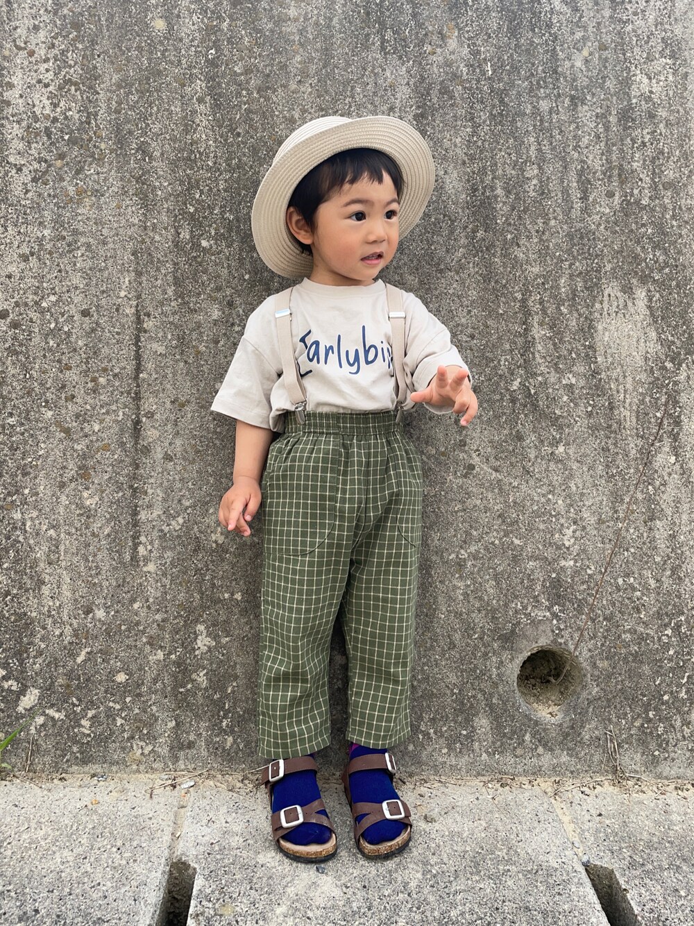 「タックイン、サンダル、夏だ！Tシャツ着よう！、ペアマノン、カンカン帽、プチプラ、カラーパンツ、ロゴT、ギンガムチェック、麦わら帽子」｜「apres les coursのベーシックサンダル（サンダル、ブラウン系）」を使った、りつぼーさん（キッズ・90cm）の春コーディネートの1枚目の写真